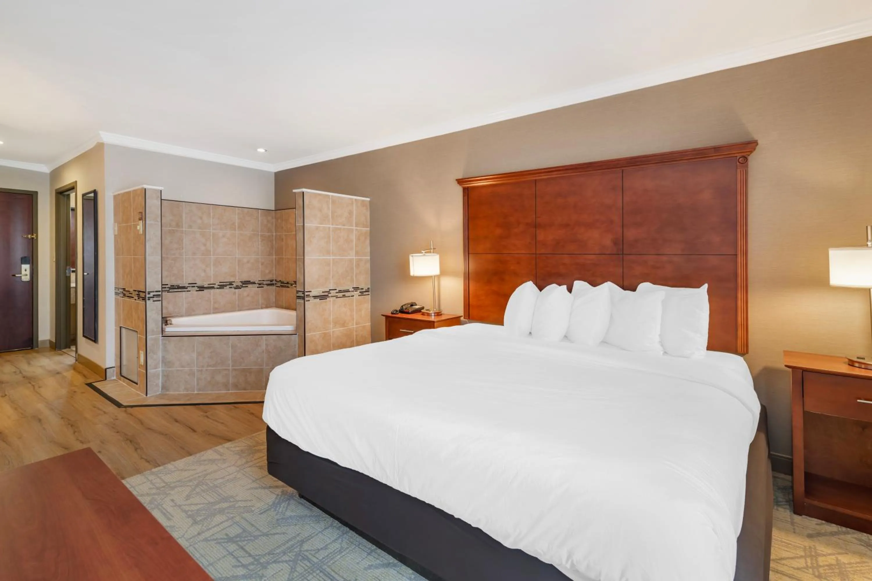 King Room with Jacuzzi - Non-Smoking in Best Western Liverpool-Syracuse Inn & Suites