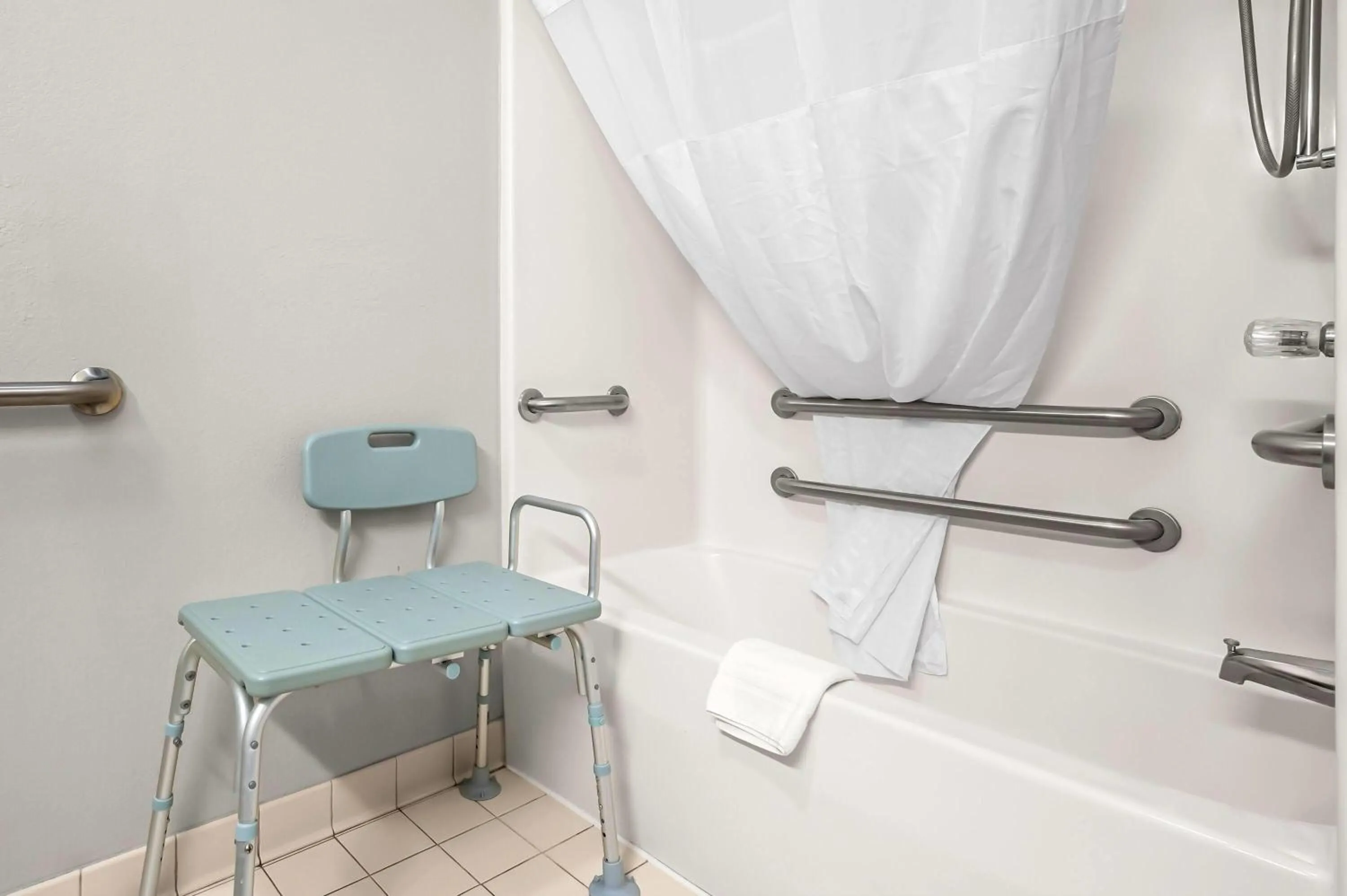 King Room - Disability Access/Non-Smoking in Days Inn by Wyndham Collinsville St Louis