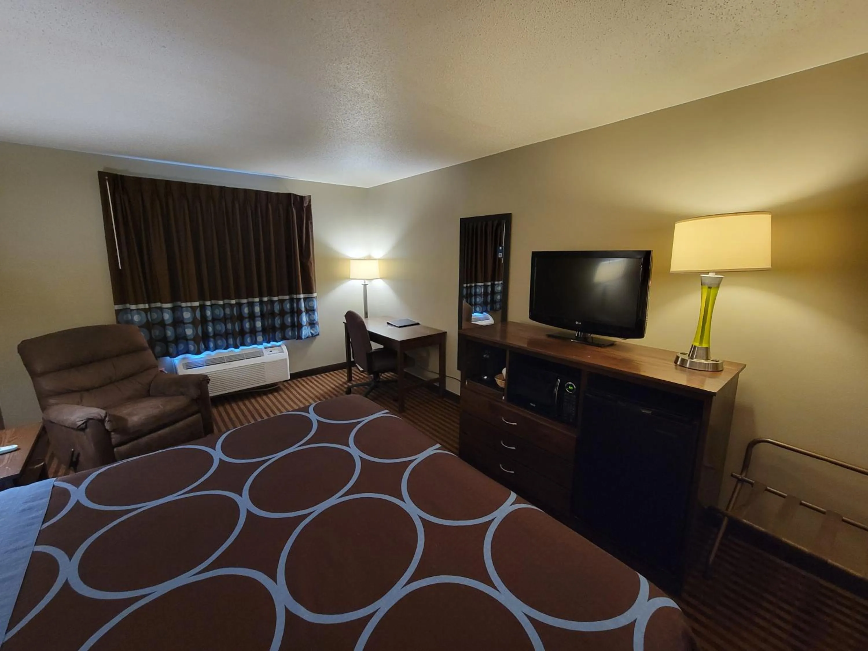 King Room - Non-Smoking in Super 8 by Wyndham Portage