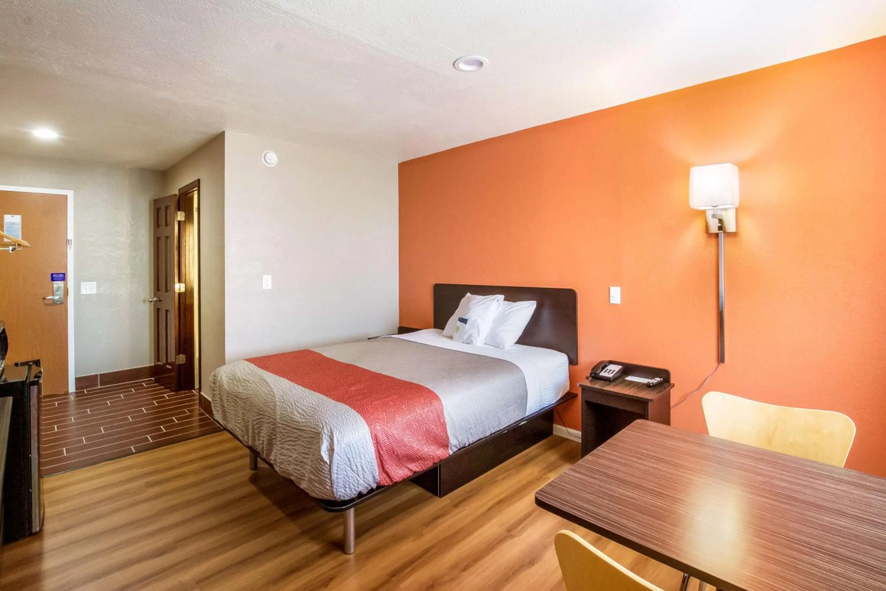 Deluxe Queen Room - Non-Smoking in Motel 6-Rossford, OH