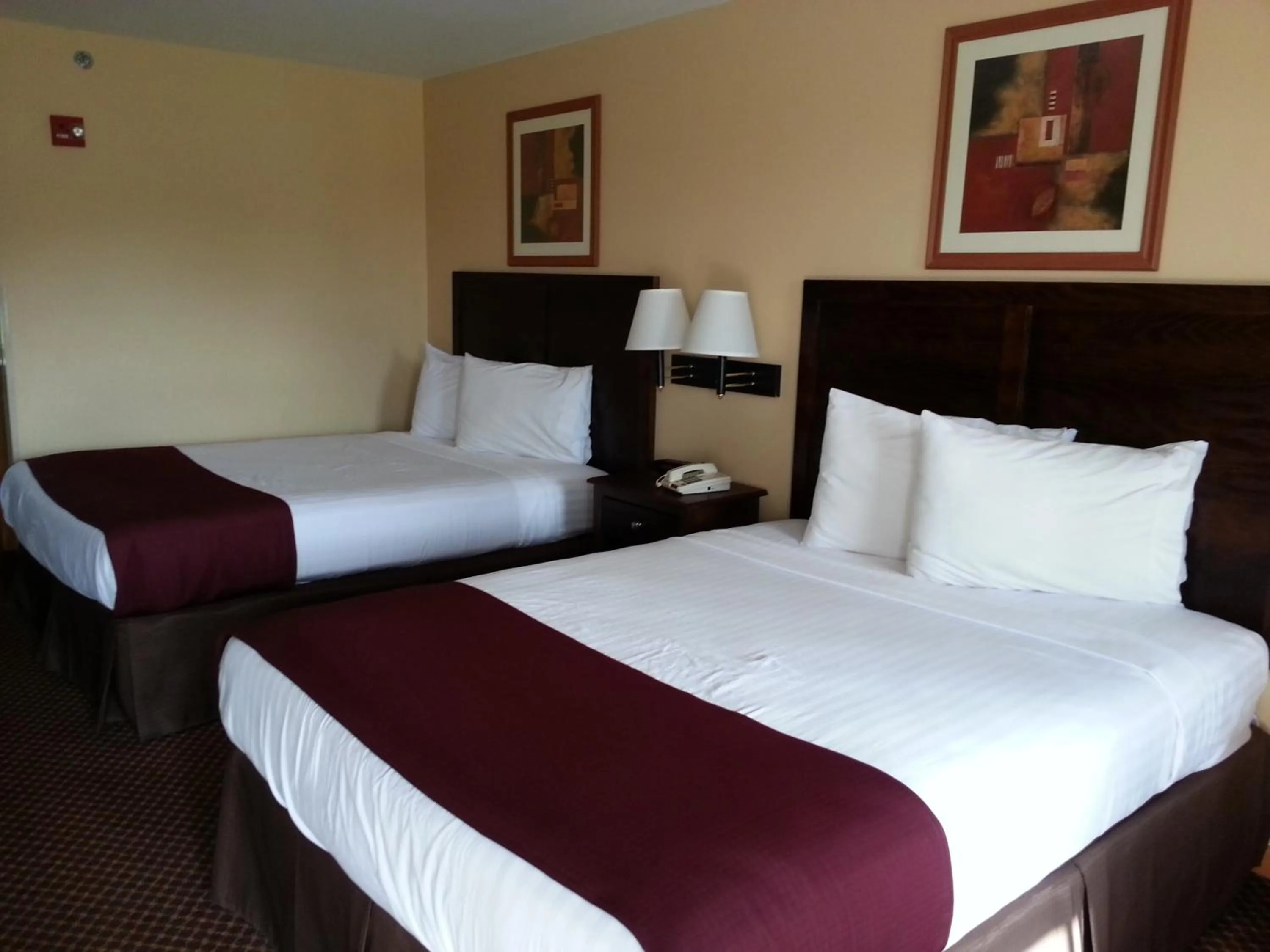 Queen Room with Two Queen Beds - Smoking in Americas Best Value Inn Bryant