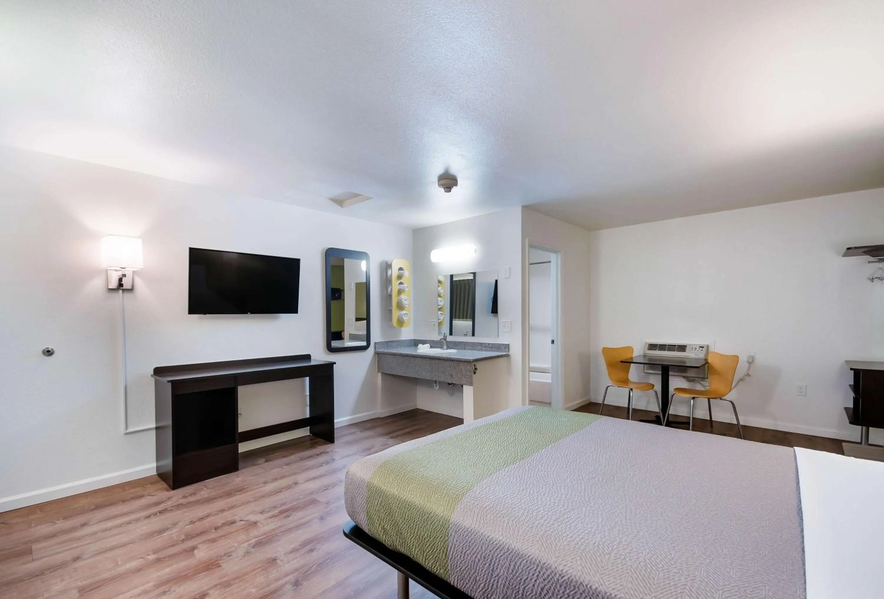 Deluxe Double Room - Non-Smoking in Motel 6-Burlington, WA