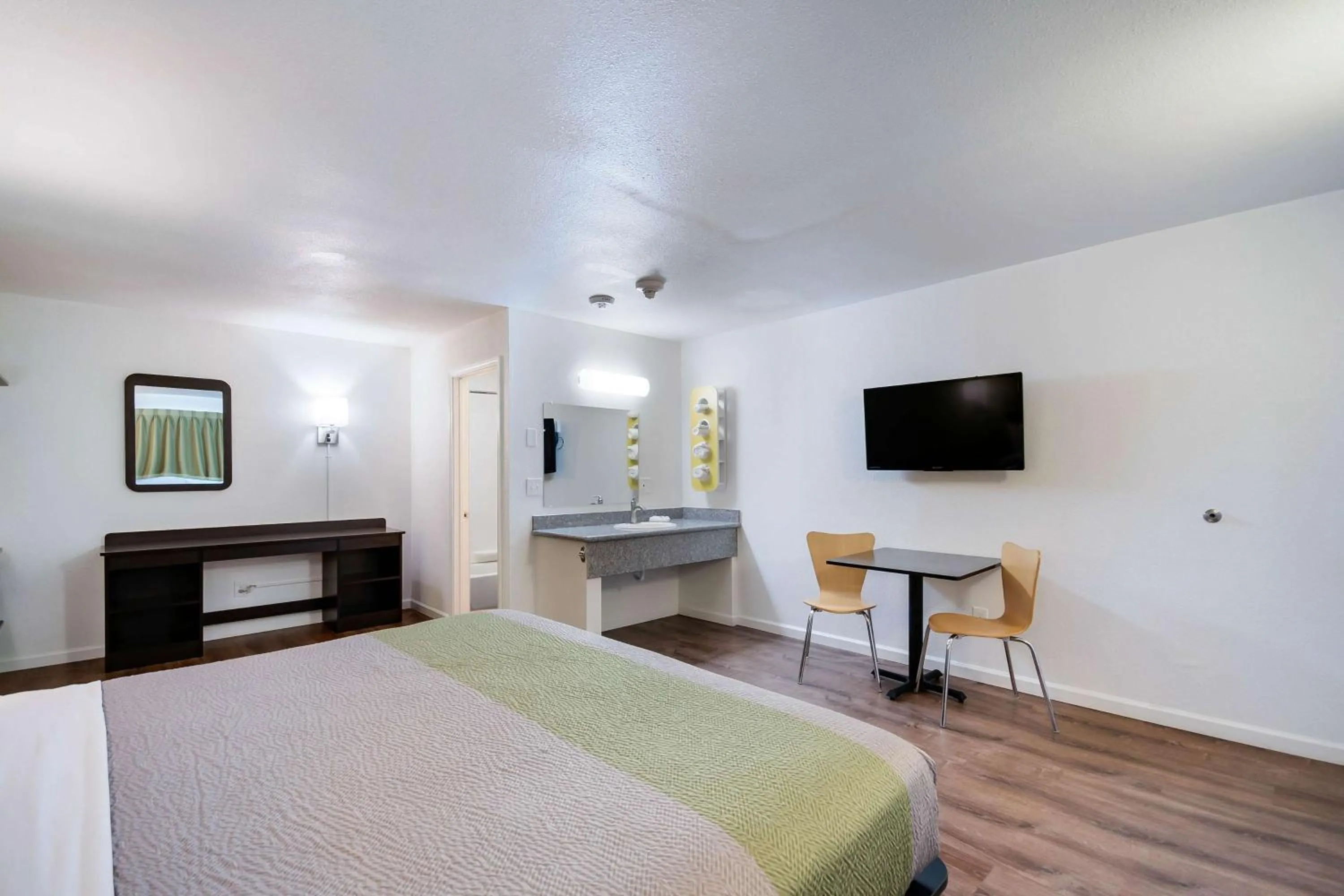 Deluxe King Room - Non-Smoking in Motel 6-Burlington, WA