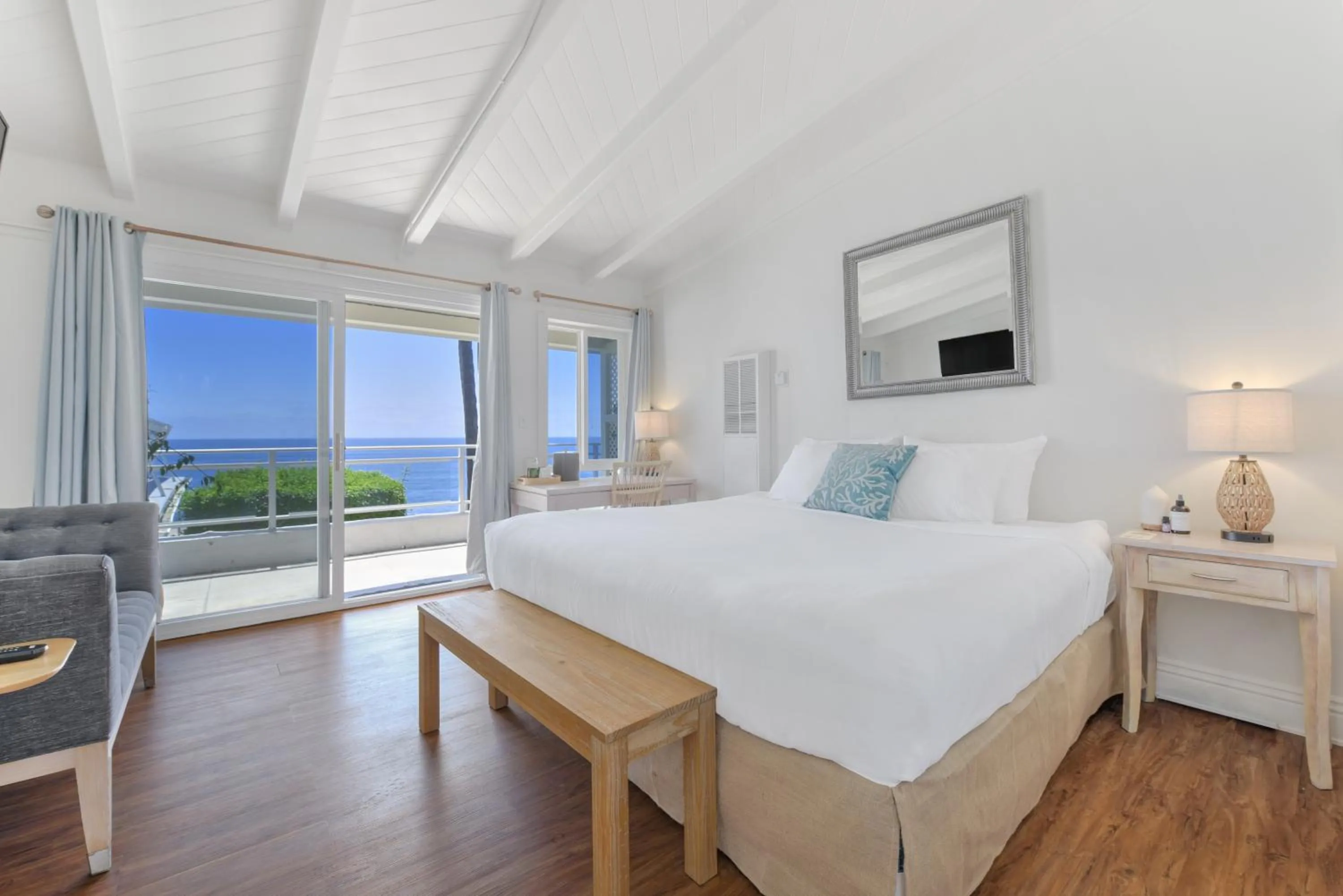 Deluxe King Oceanview Balcony in Laguna Surf Lodge by SCP Hotels
