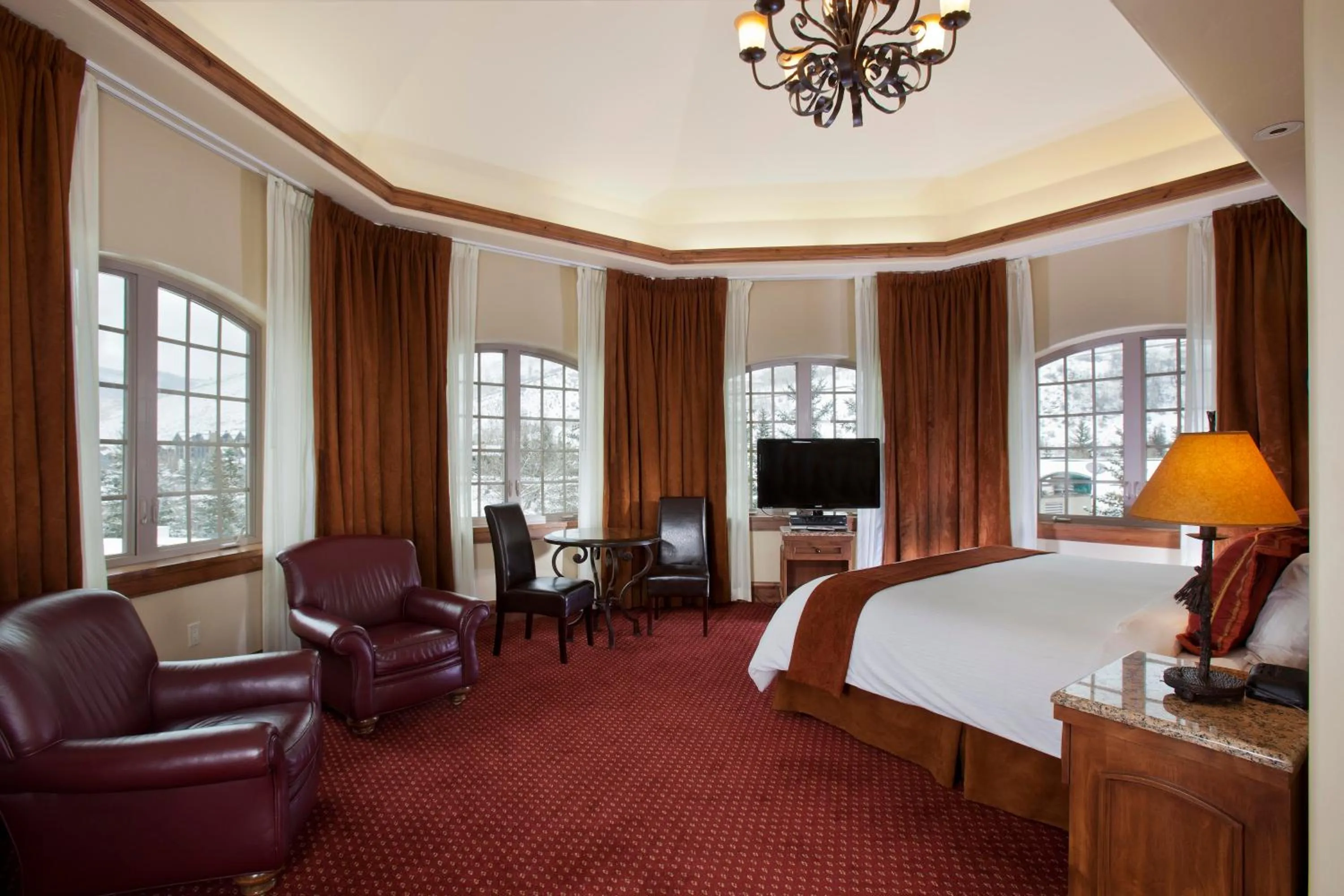 Standard Queen Room Tower Village View in Tivoli Lodge