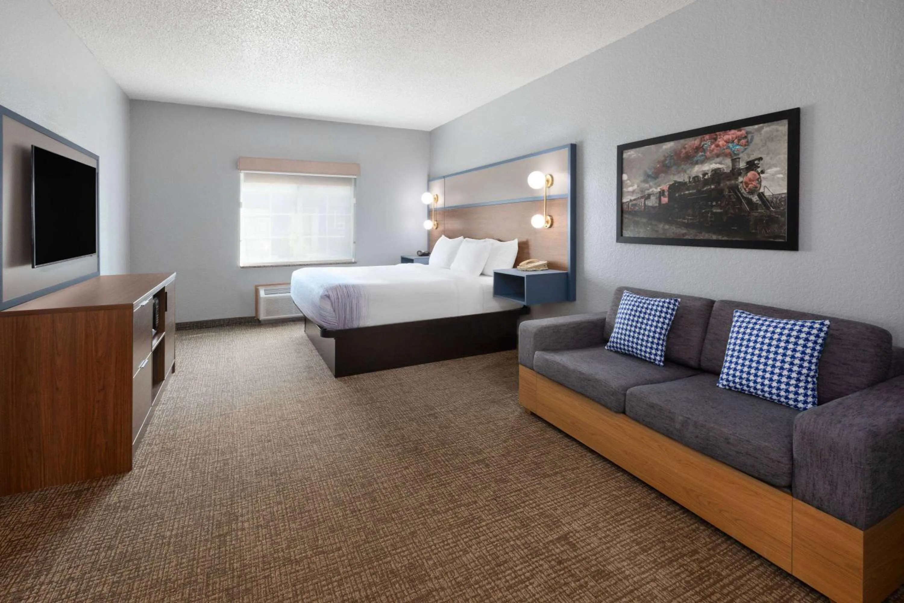 King Room with Mobility Access and Bathtub with Grab Bars, Non-Smoking in AmericInn by Wyndham Grinnell