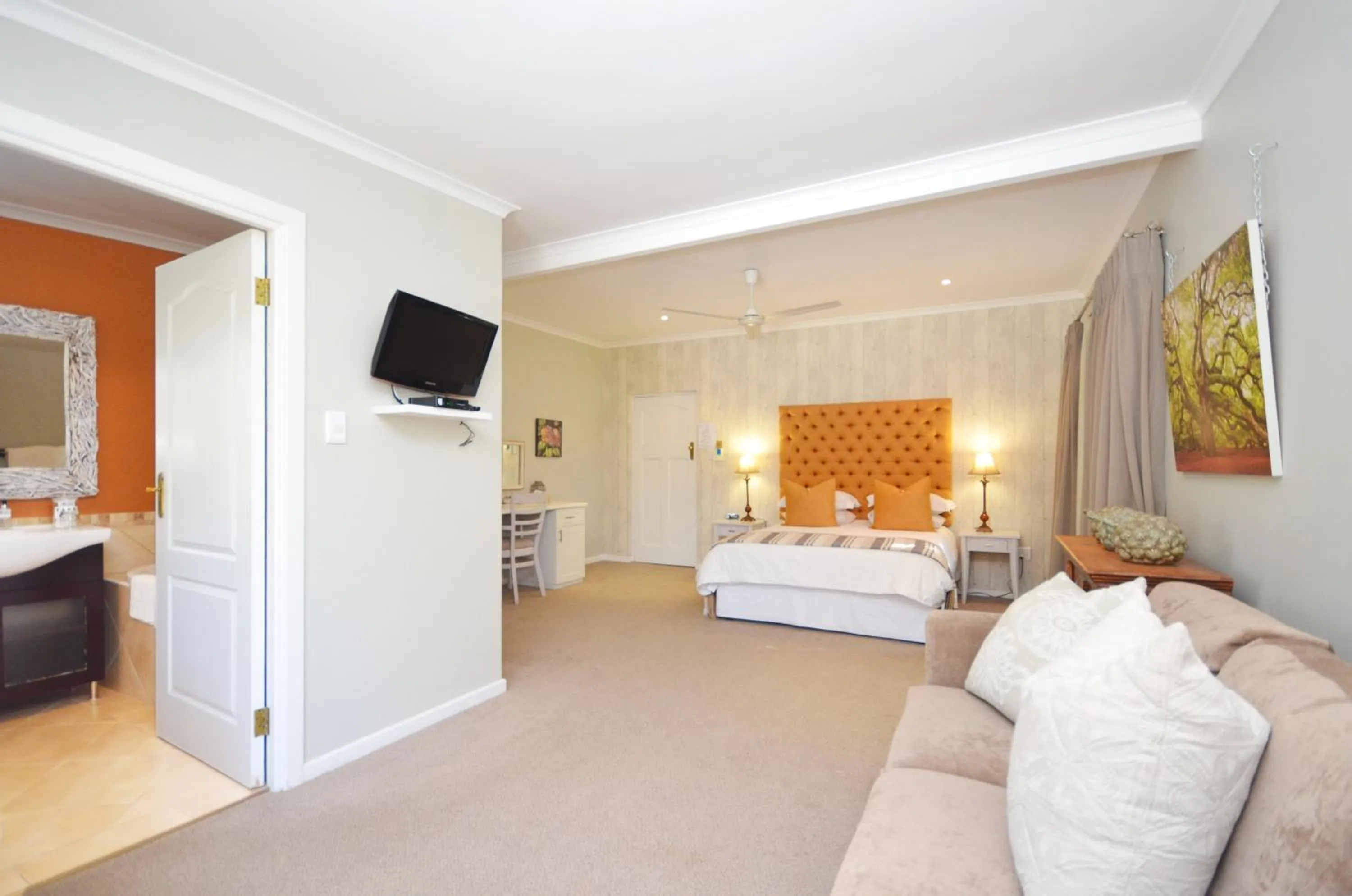 Deluxe Double Room 6 in Lodge on Main Guest House and Conference Centre