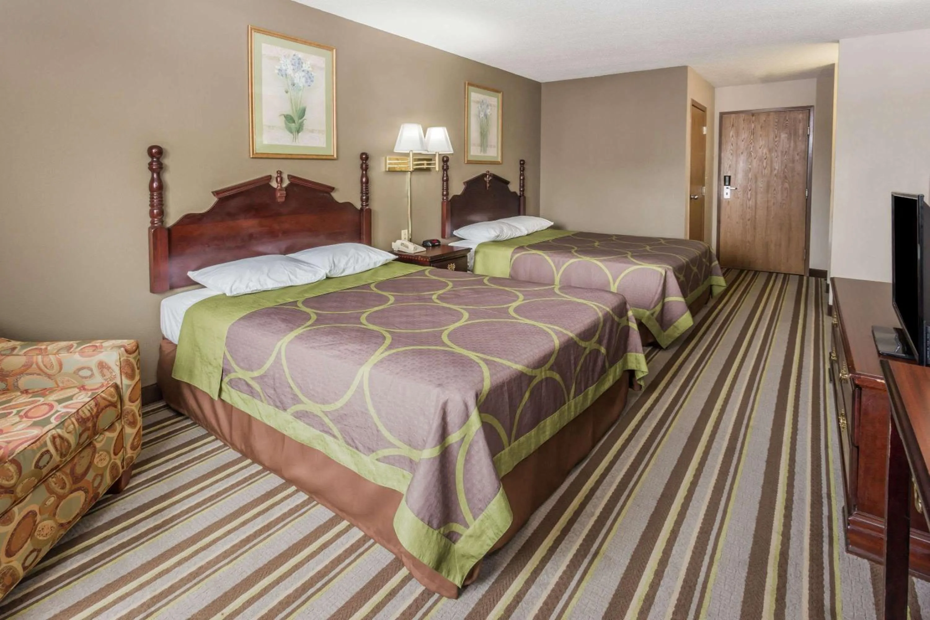 Queen Room with Two Queen Beds - Non-Smoking in Super 8 by Wyndham Yorkville