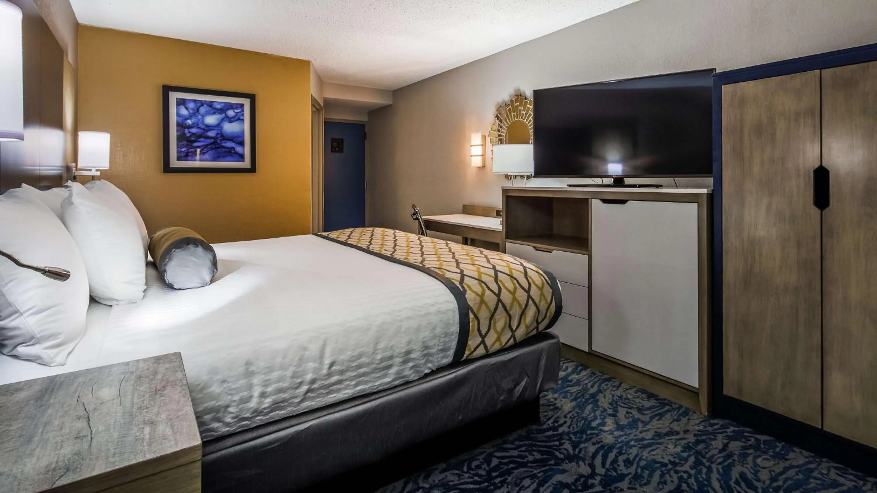 King Room with Mobility Accessible Tub and Sofa Bed in Best Western Plus Bloomington East