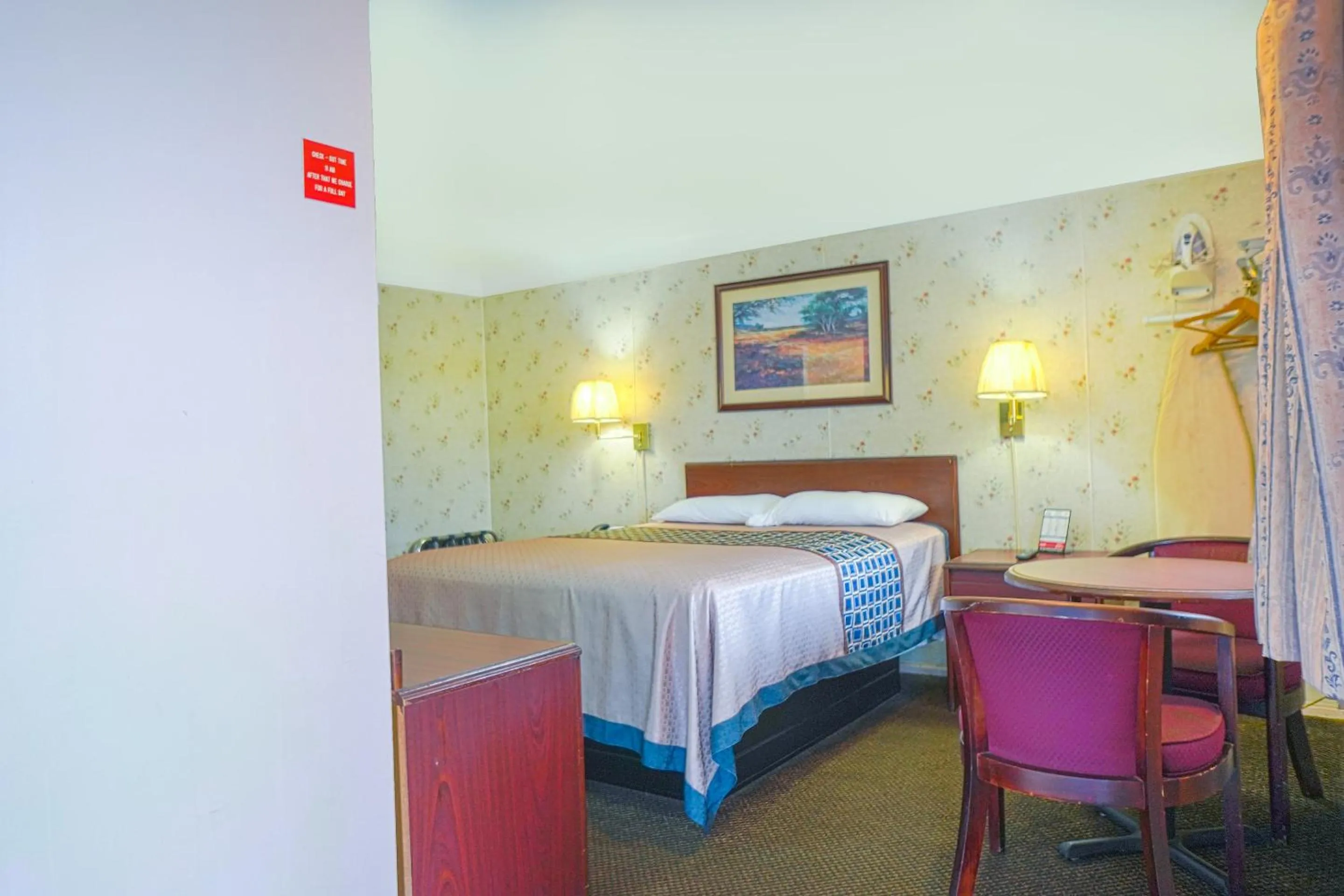 Queen Room in Bay Motel By OYO Bay City