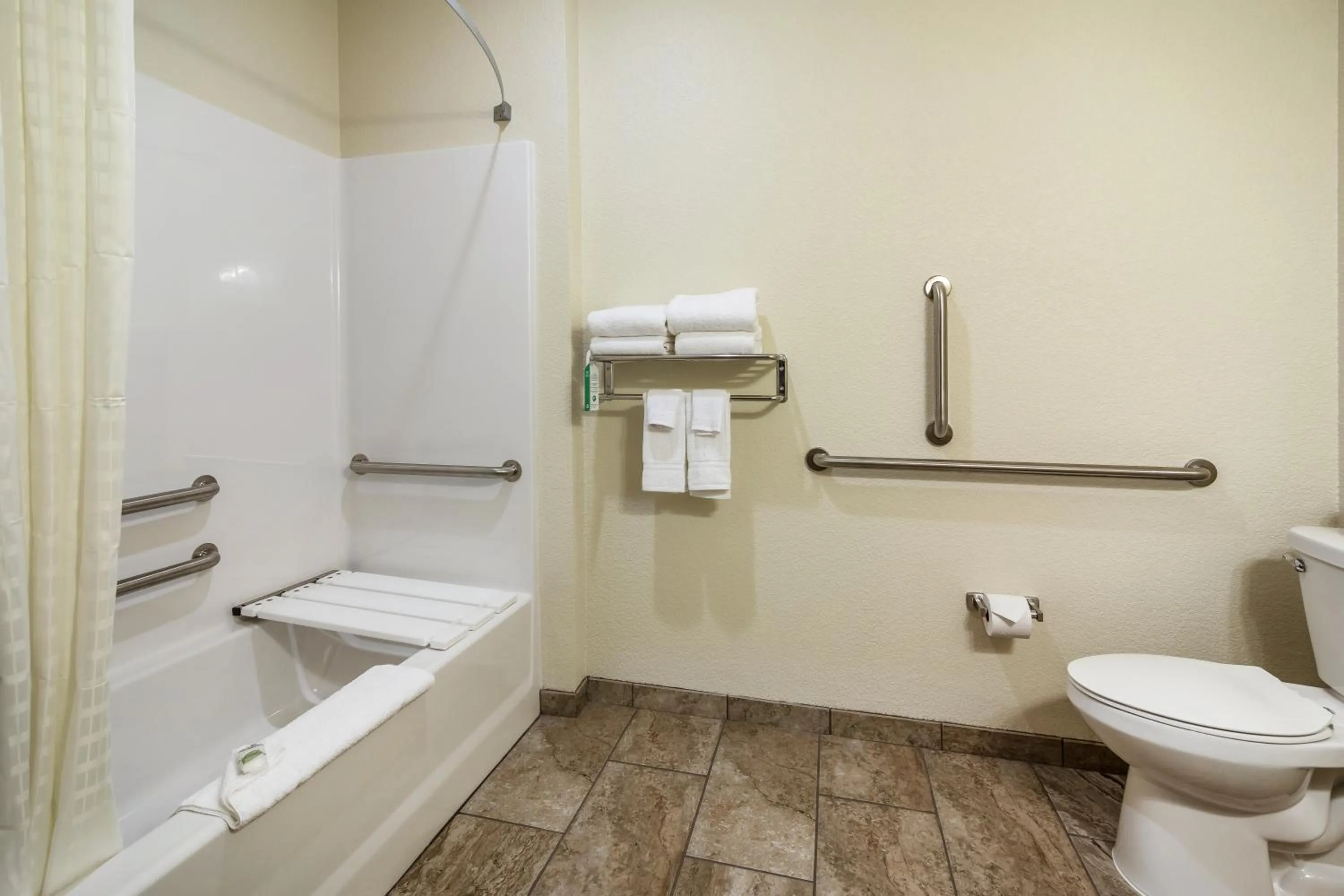 Queen Room - Disability Access in Cobblestone Hotel & Suites - Victor