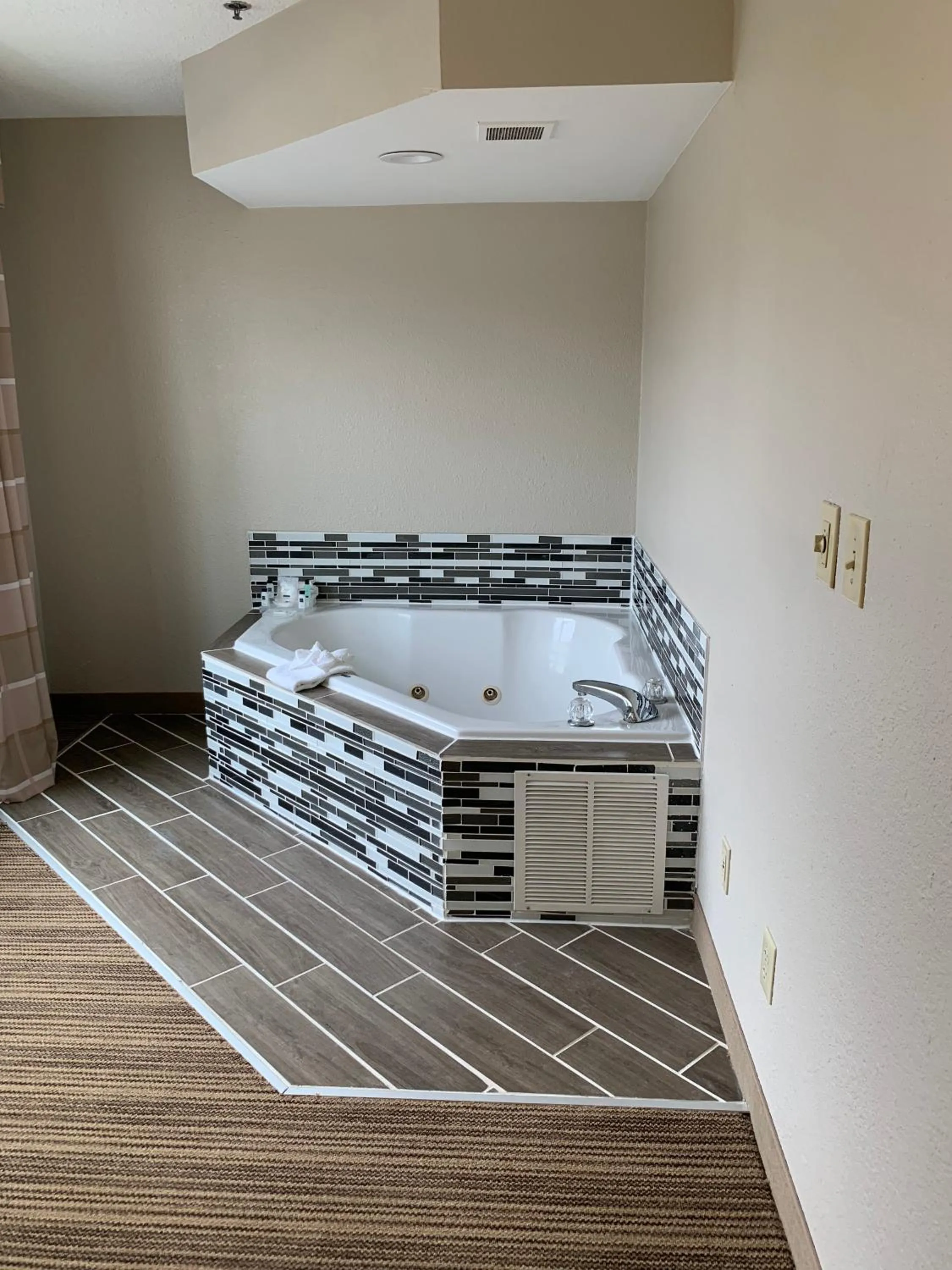 One-Bedroom King Suite with Whirlpool - Non-Smoking  in Country Inn & Suites by Radisson, Georgetown, KY