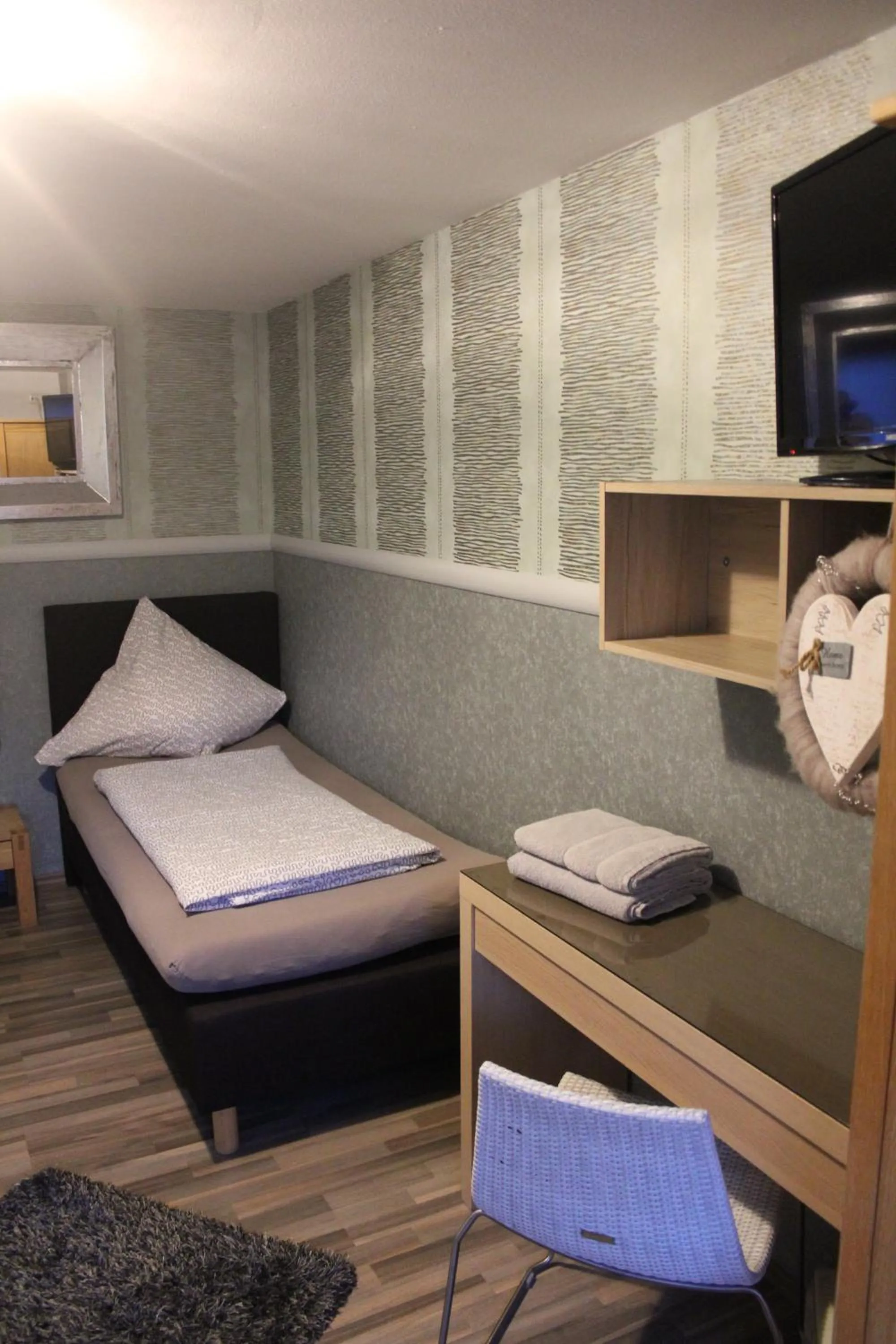 Double Room with Shared Bathroom - single occupancy in Chaplin