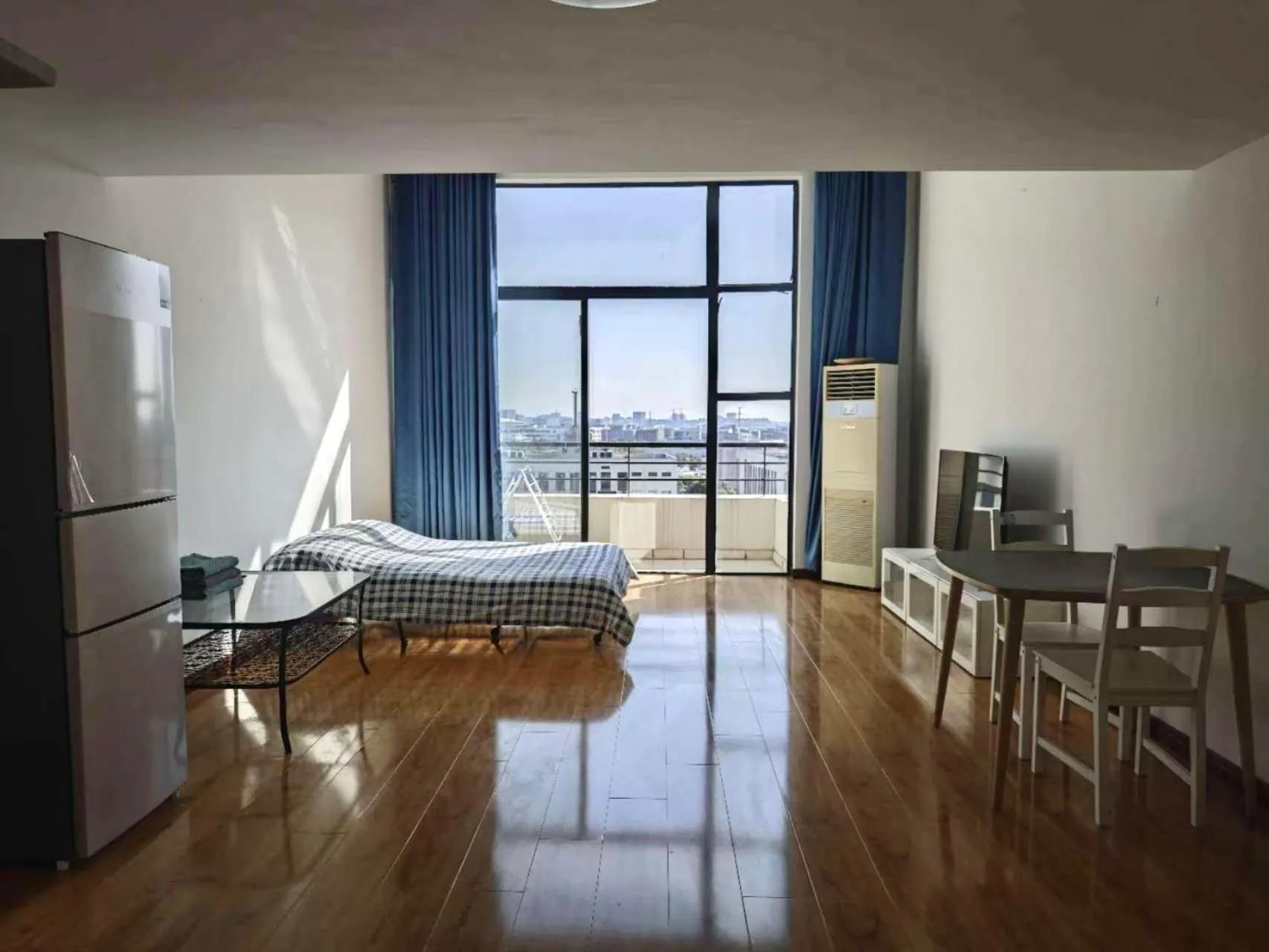 One-Bedroom Loft Apartment with Balcony in iNestin Shanghai Apt Xinjinqiao Road