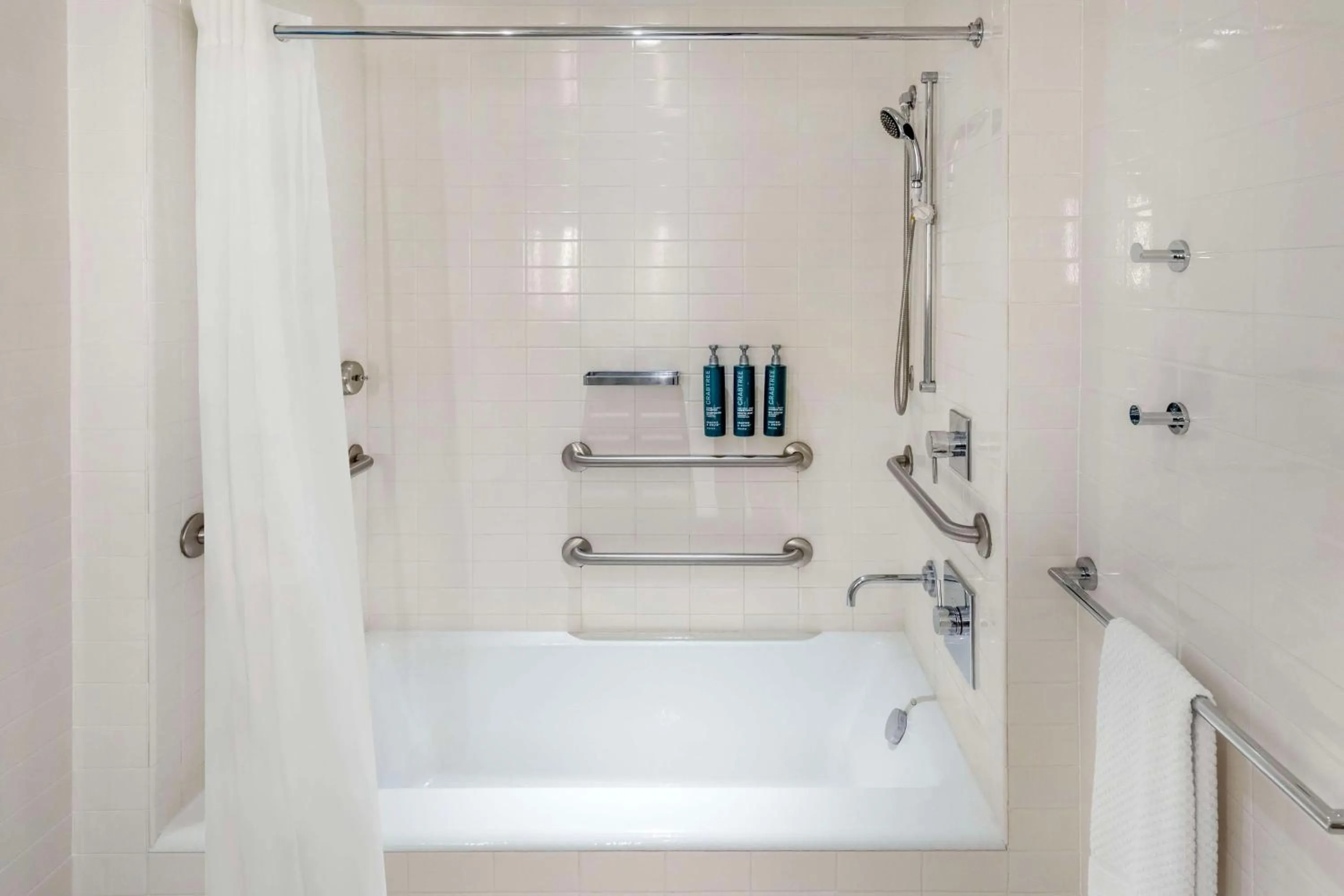 King Room with Bath Tub and City View - Mobility Accessible in Hilton Vacation Club The Modern Honolulu