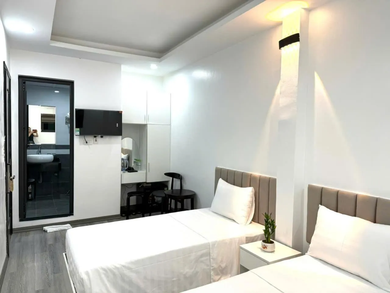 Triple Room with Private Bathroom in The Queen Hotel & Spa 2