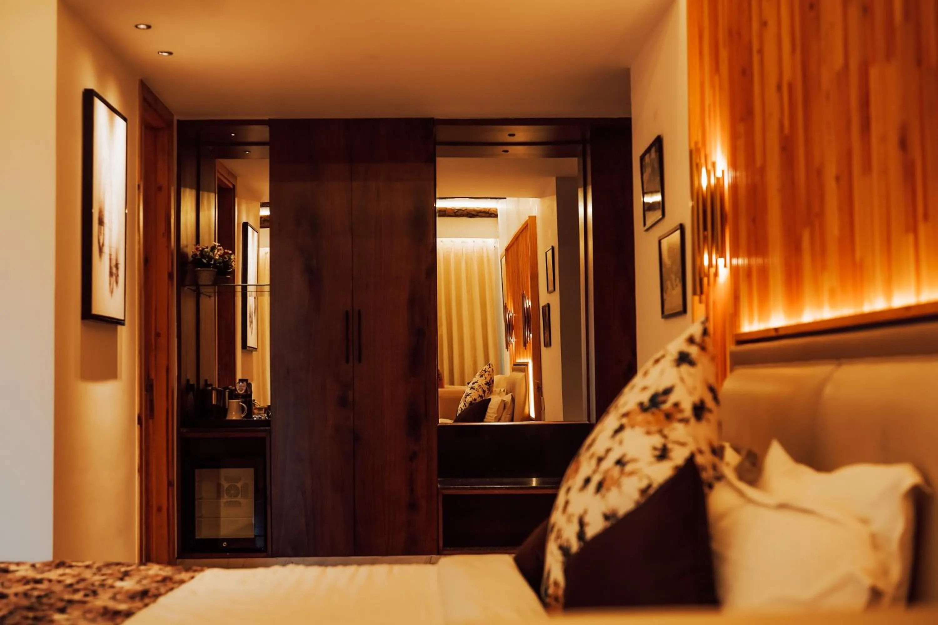 Deluxe King Room in Kasauli Hills Resort