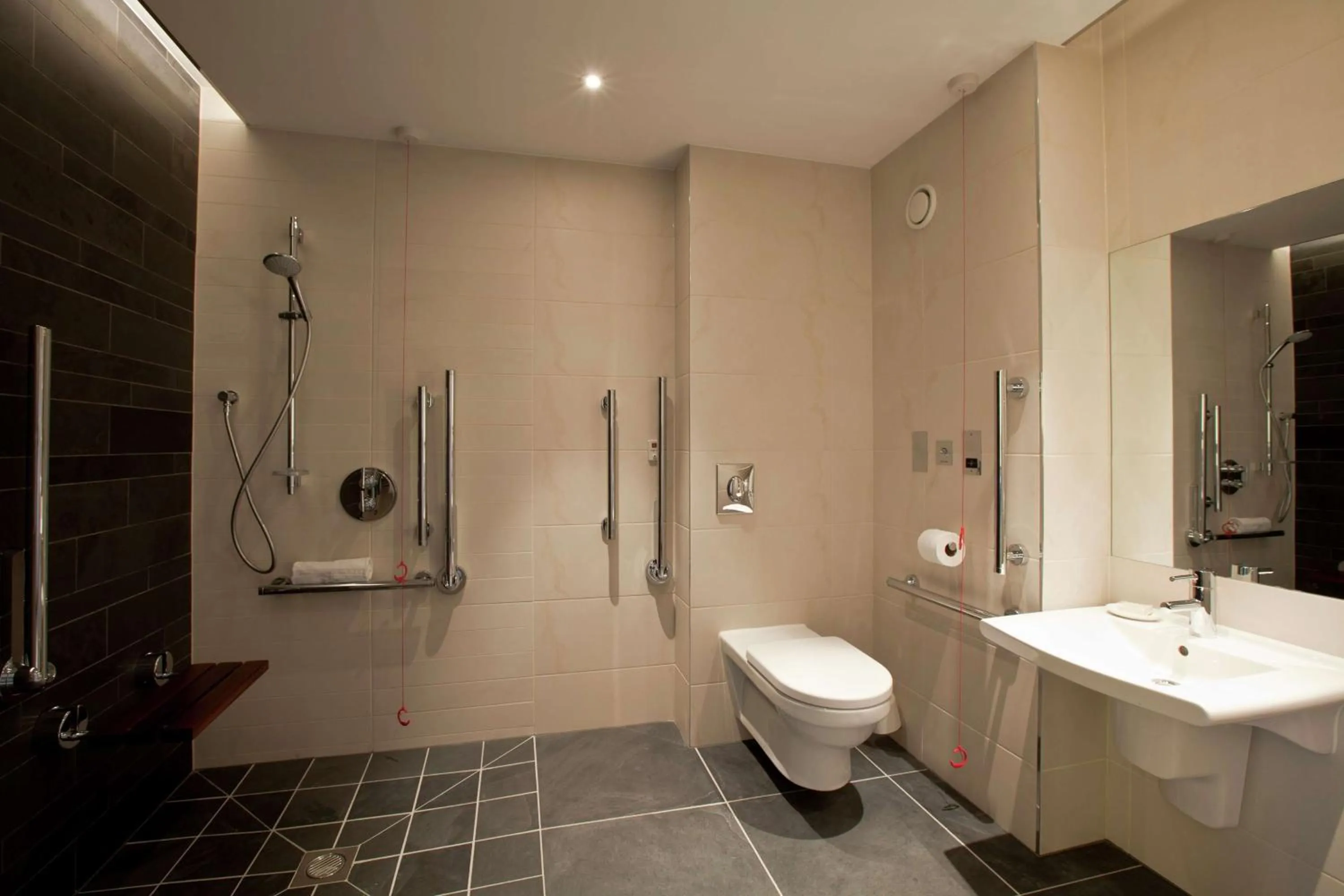 Queen Room - Mobility Access in Hilton London Heathrow Airport Terminal 5