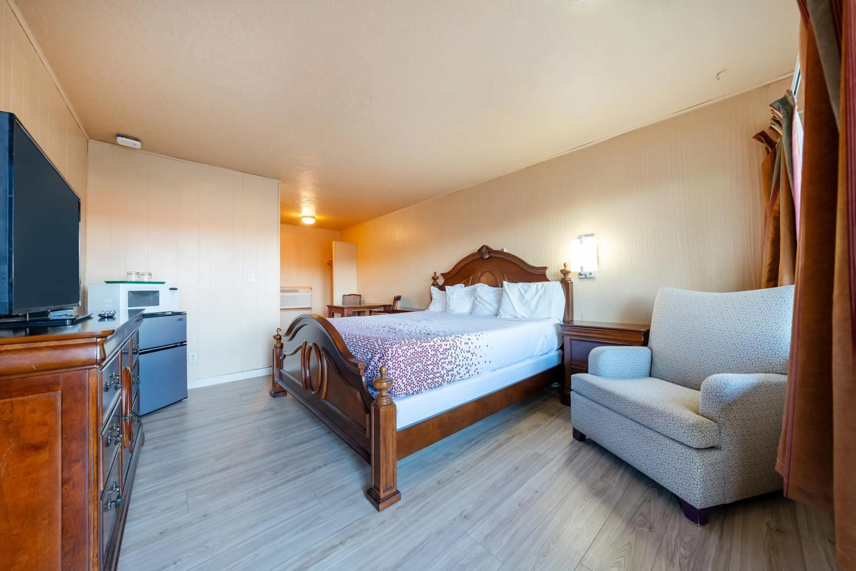 King Bed with Kitchenette Non-Smoking in Juniper Motel Madras by Townhouse