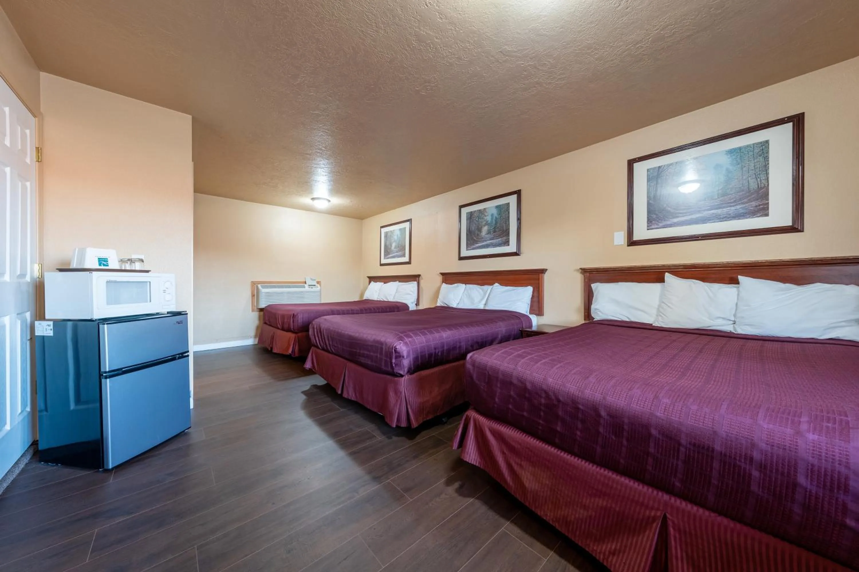 3 Queen Bed in Juniper Motel Madras by Townhouse
