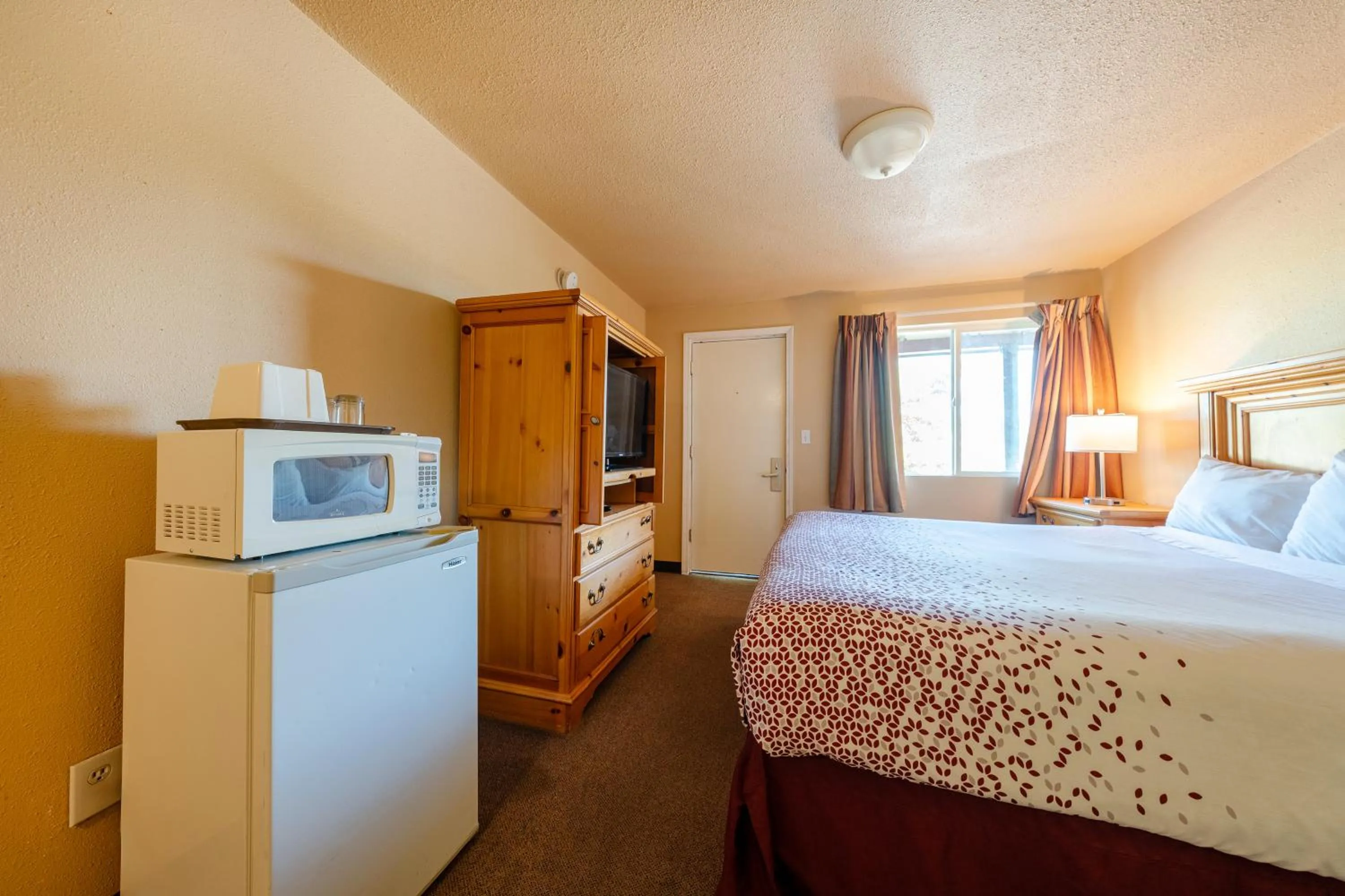 Queen Bed Non-Smoking in Juniper Motel Madras by Townhouse