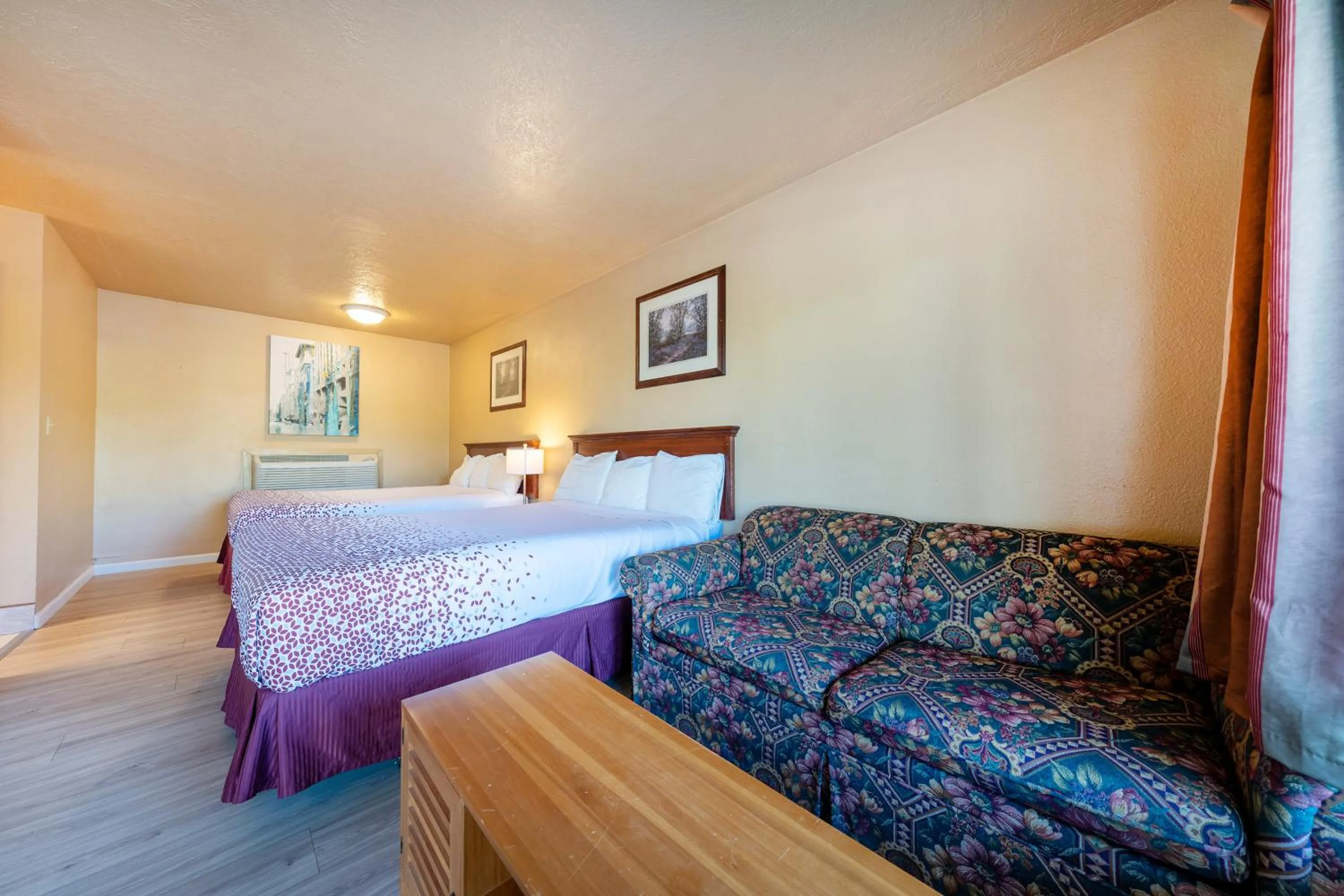 2 Full Beds Non-Smoking in Juniper Motel Madras by Townhouse