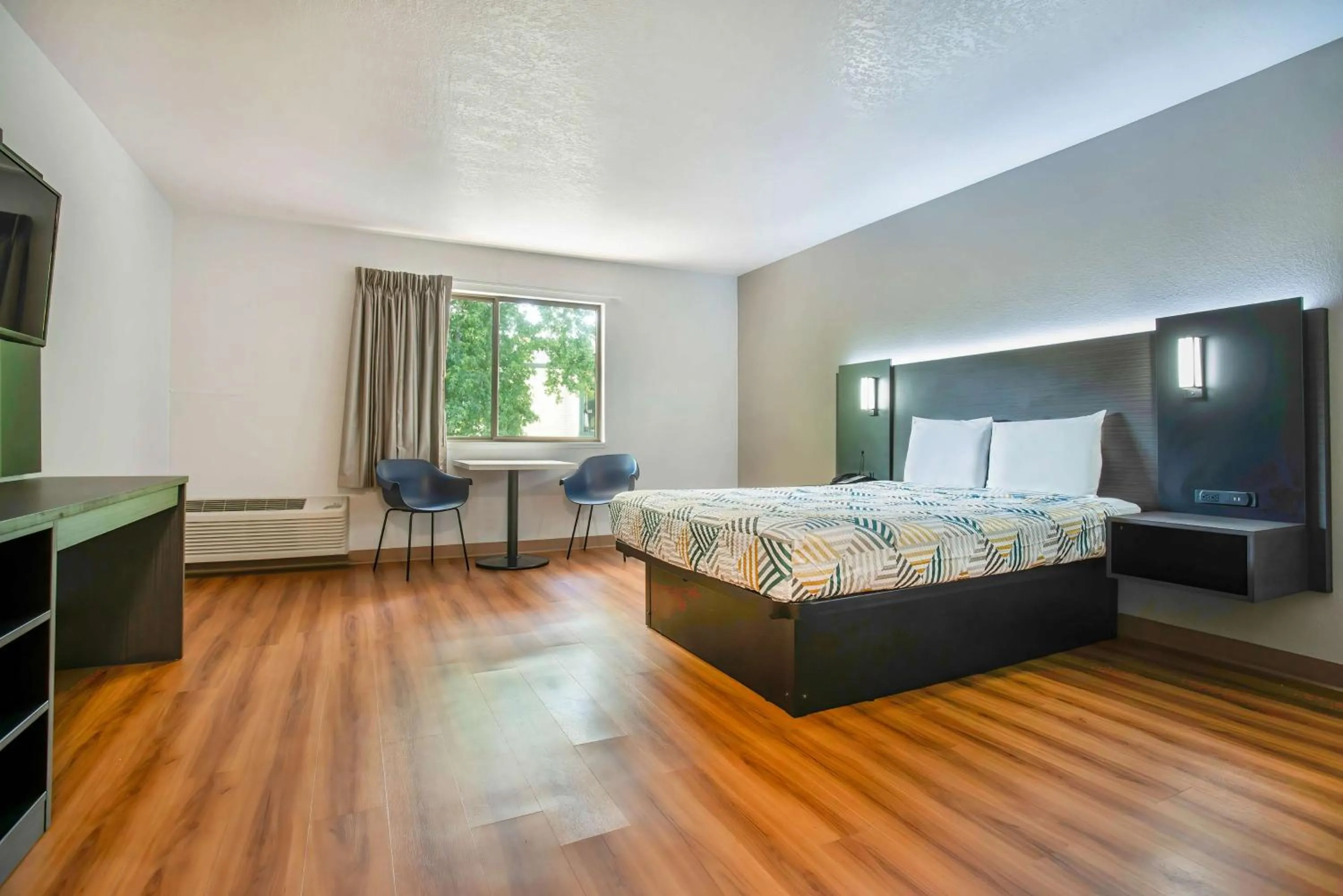 Queen Room - single occupancy - Smoking in Motel 6-Gresham, OR - Portland