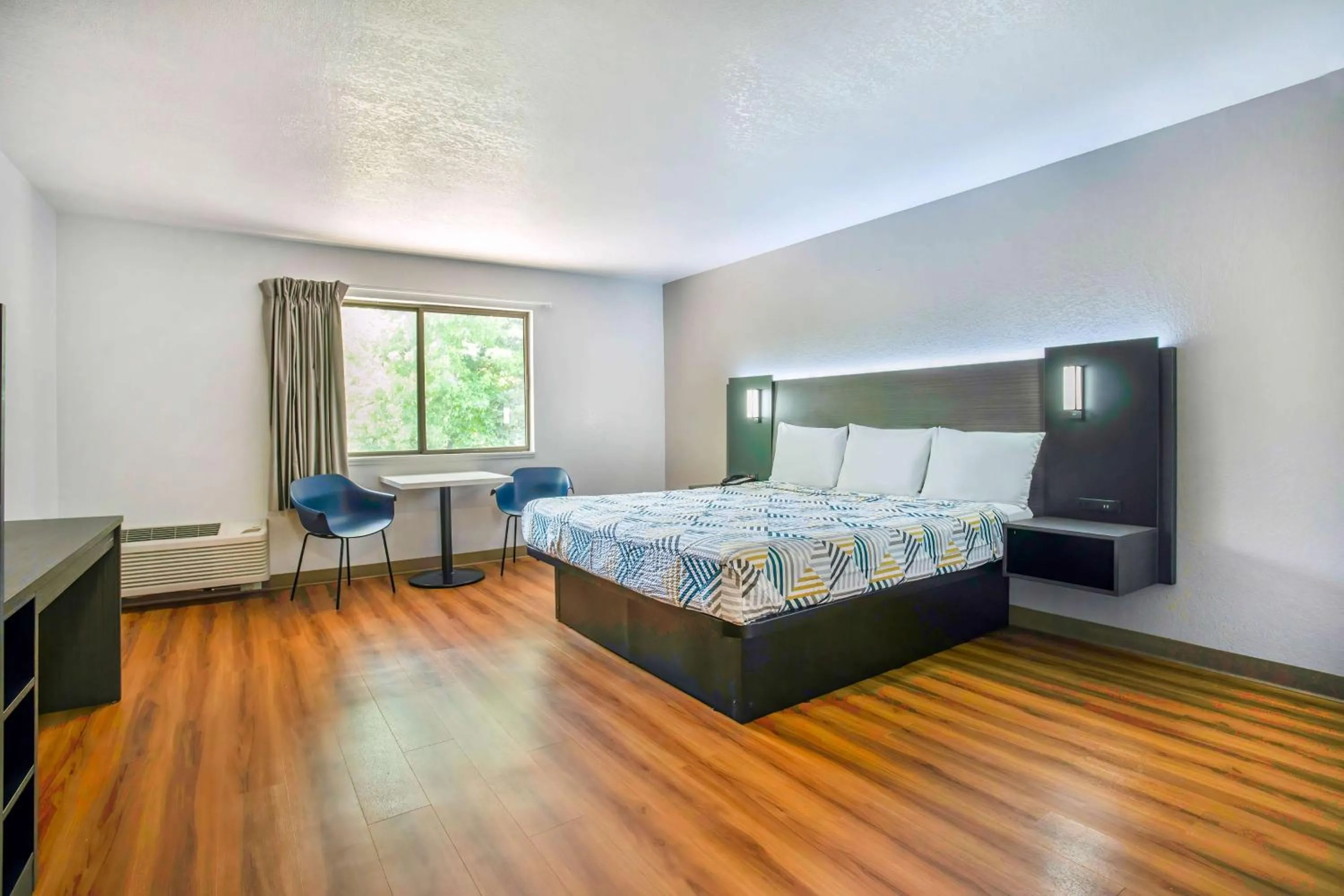 King Room - single occupancy - Non-Smoking in Motel 6-Gresham, OR - Portland