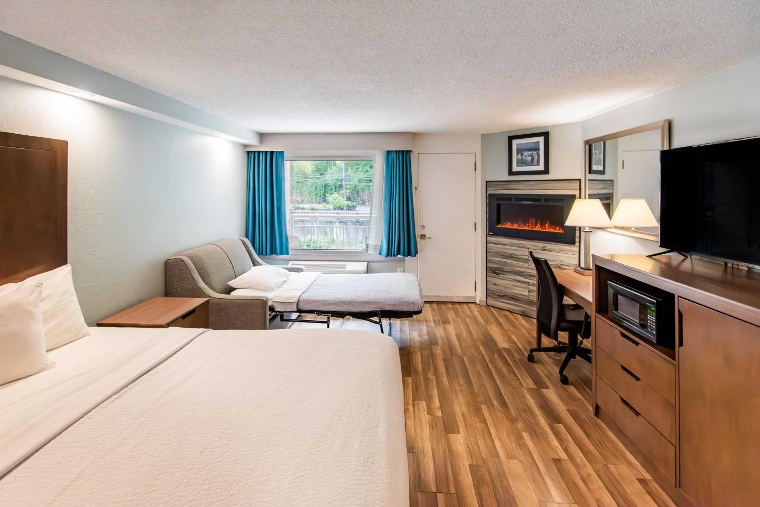 Superior King Room in Gatlinburg River Inn