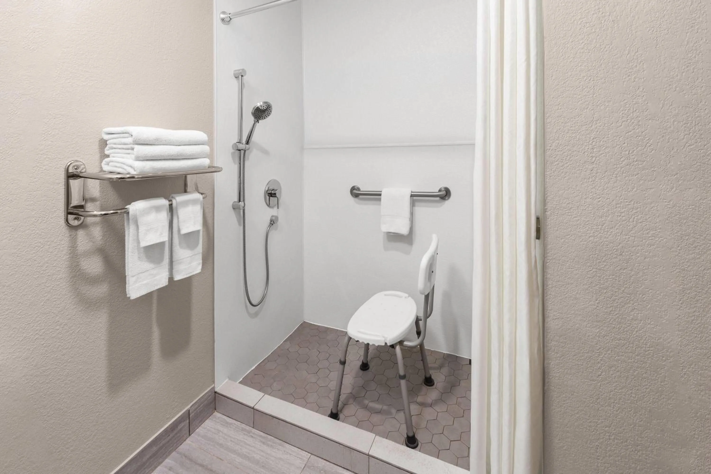 King Room with Bath Tub - Mobility Accessible/Non-Smoking in Days Inn by Wyndham Eagle River