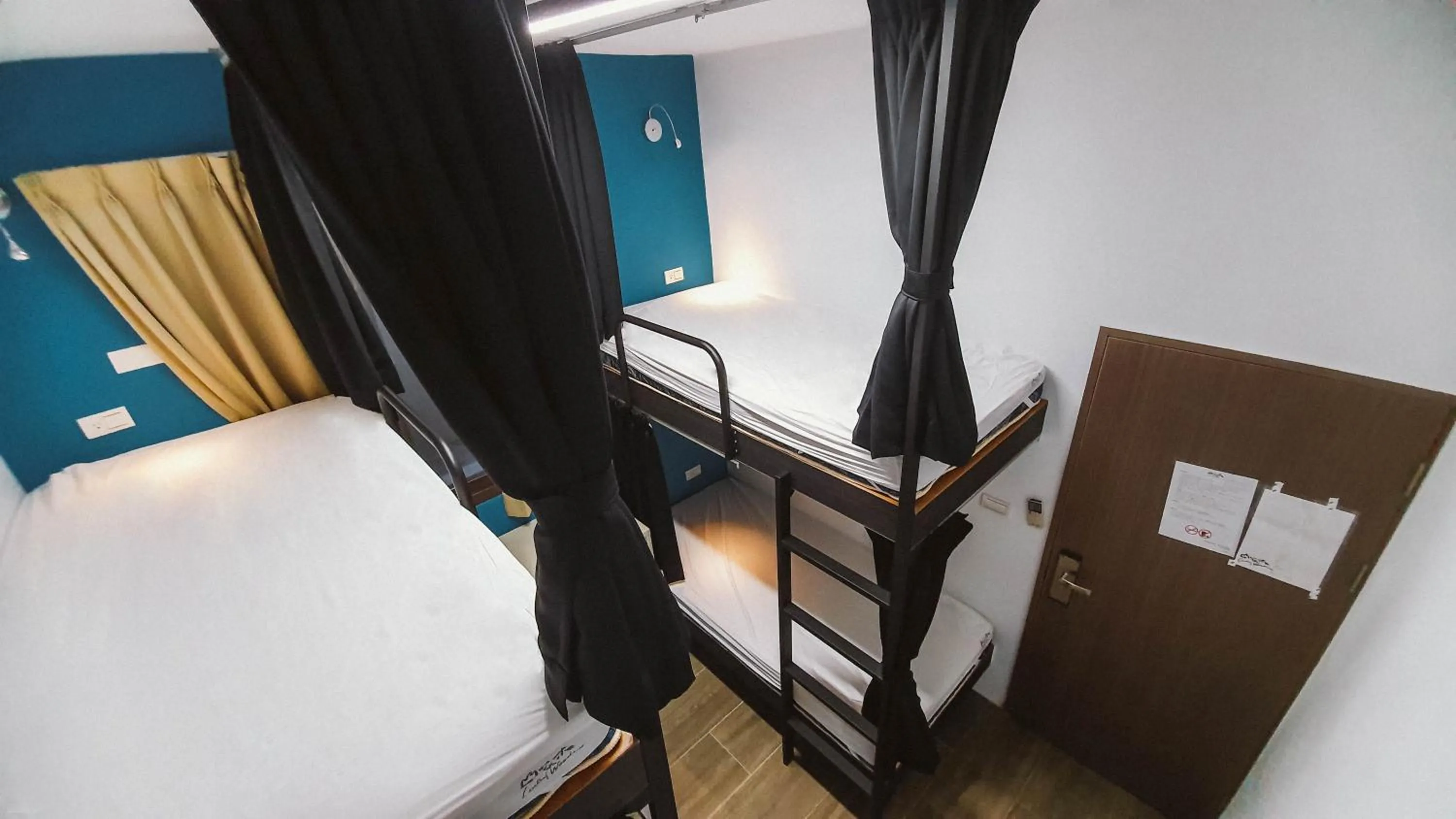 Bed in 4-Bed Male Dormitory Room in Central Woods