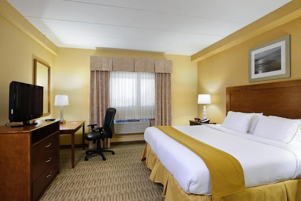 King Room with Roll-In Shower - Disability Access in Holiday Inn Express Philadelphia Airport by IHG
