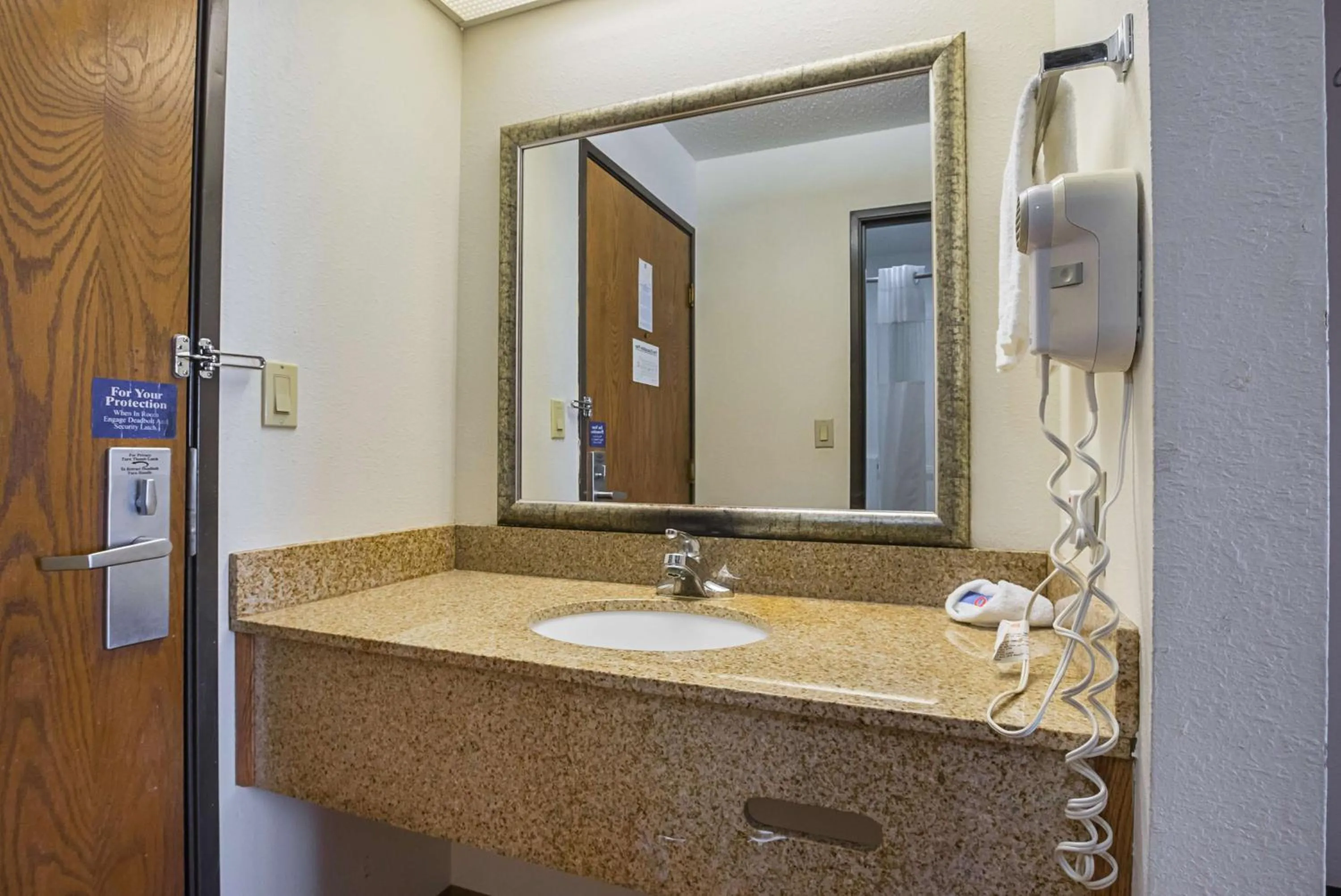 King Room - Non-Smoking in Motel 6-Waterloo, IA - Crossroads Mall - Cedar Falls