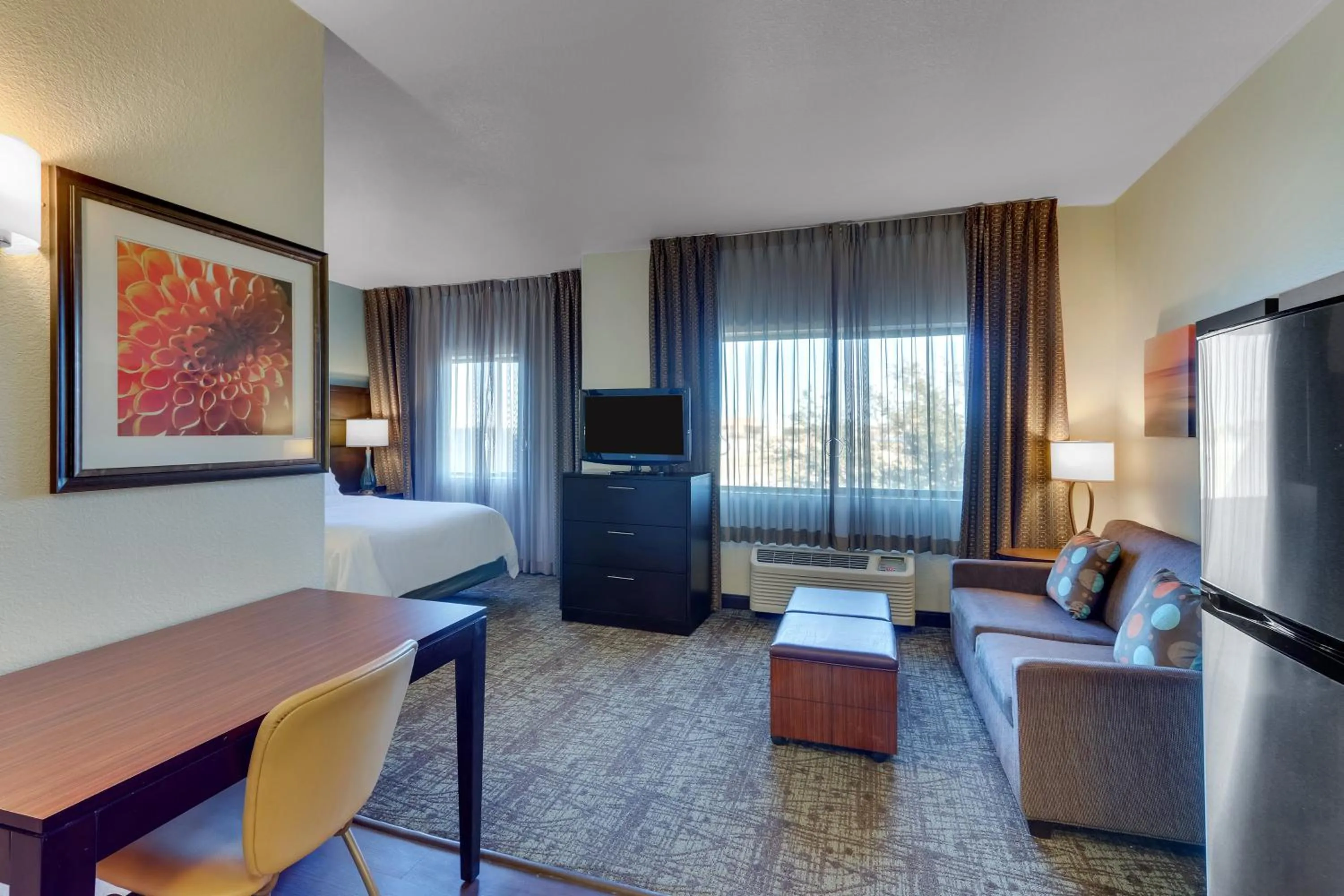 King Room with Roll-In Shower - Disability Access in Staybridge Suites San Angelo by IHG