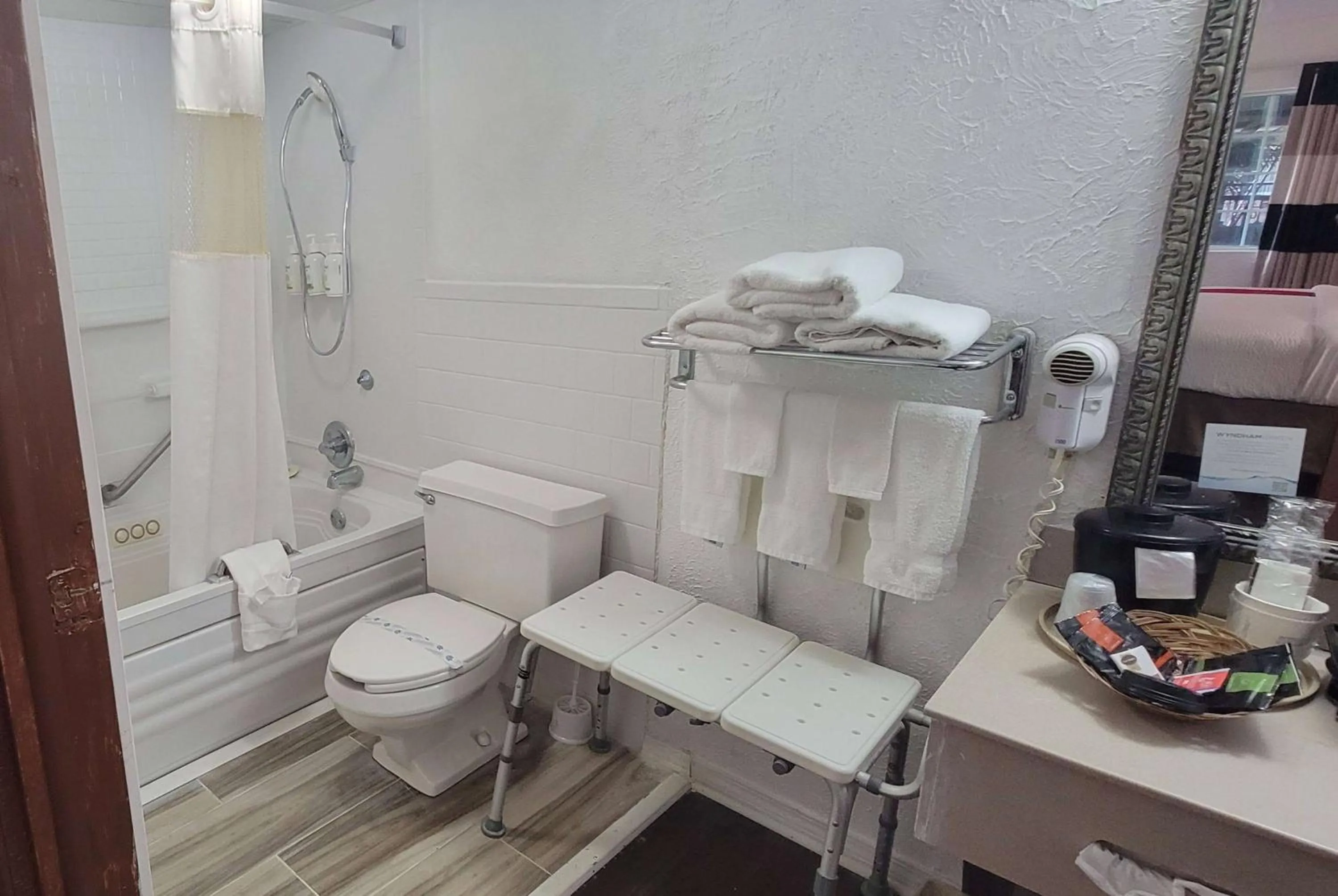 King Room with Tub with Grab Bars, Jetted Tub and Pool View - Mobility Access/ Non-Smoking in Ramada by Wyndham Mountain Home