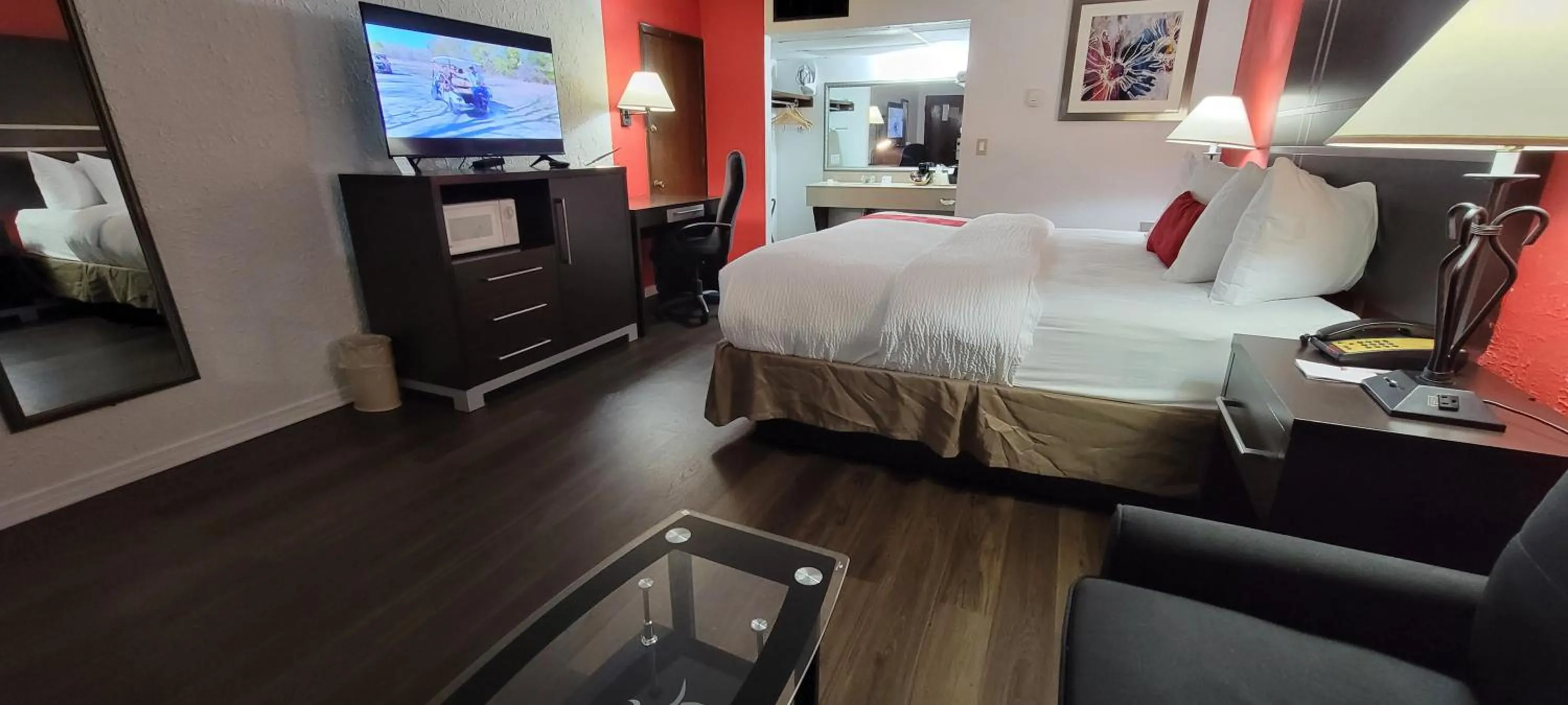 1 King Bed, Pool Access, Non-Smoking in Ramada by Wyndham Mountain Home