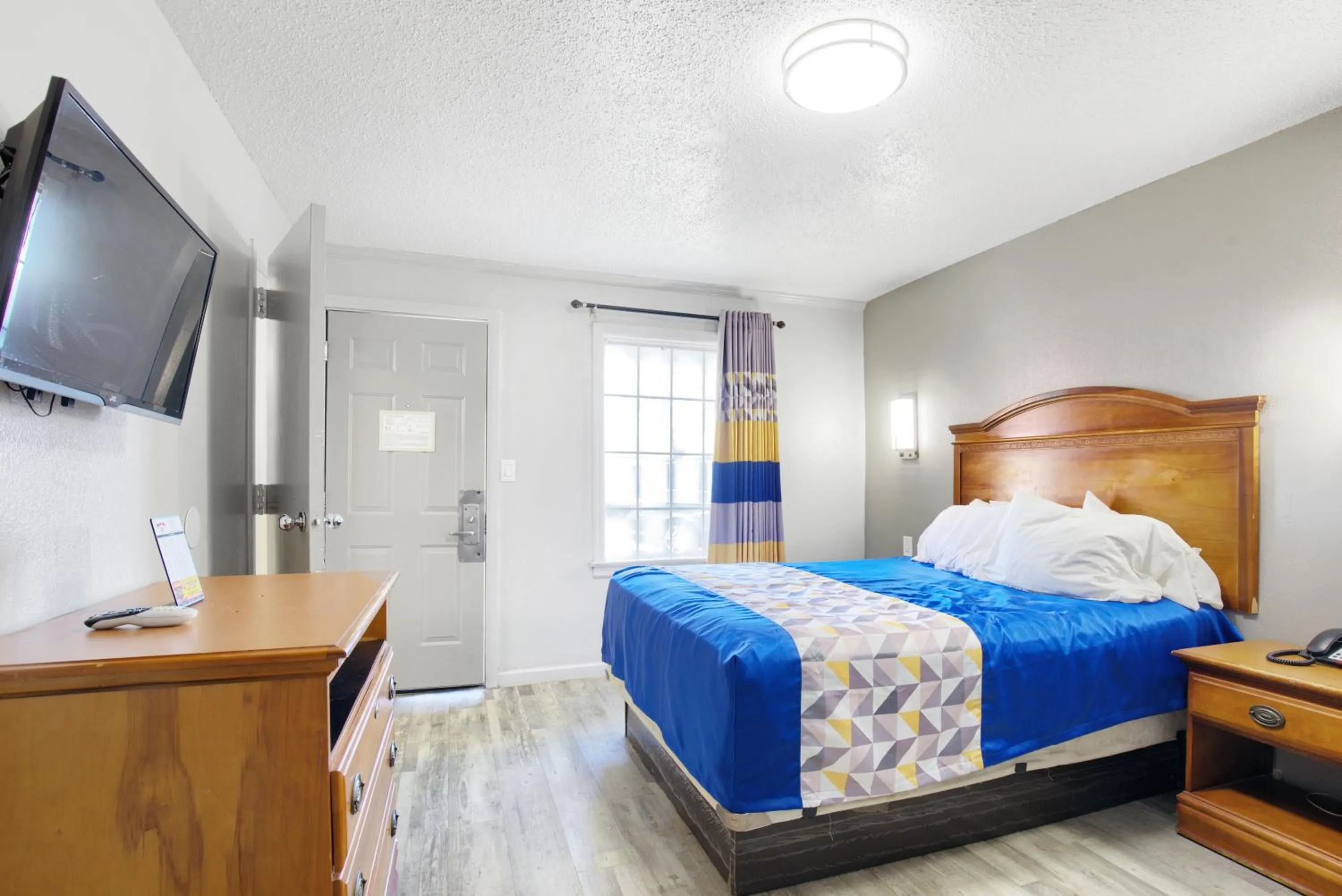 Queen Room in Adams Inn