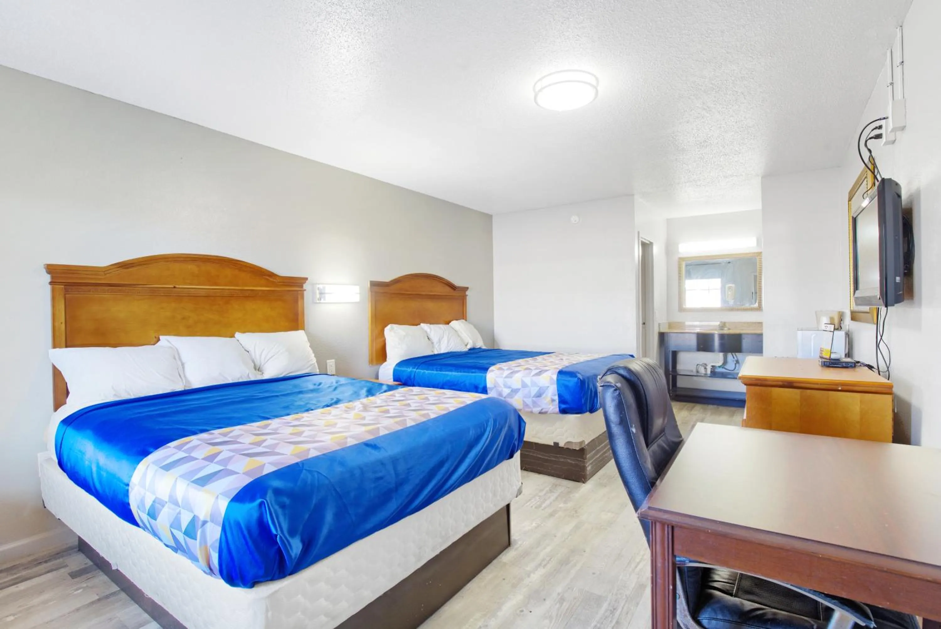 Queen Room with Two Queen Beds - Smoking in Adams Inn