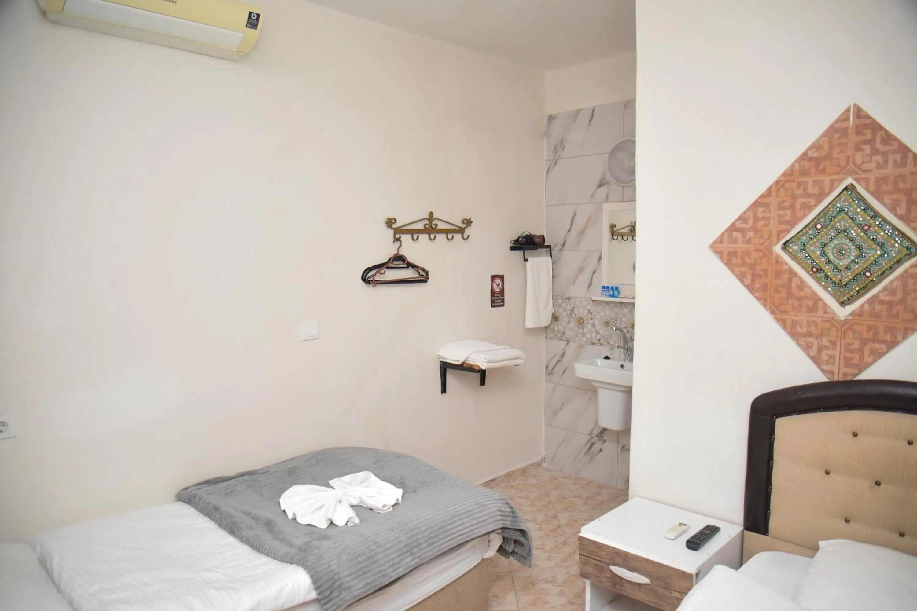 Standard Twin Room - single occupancy in Anz Guest House Pansiyon