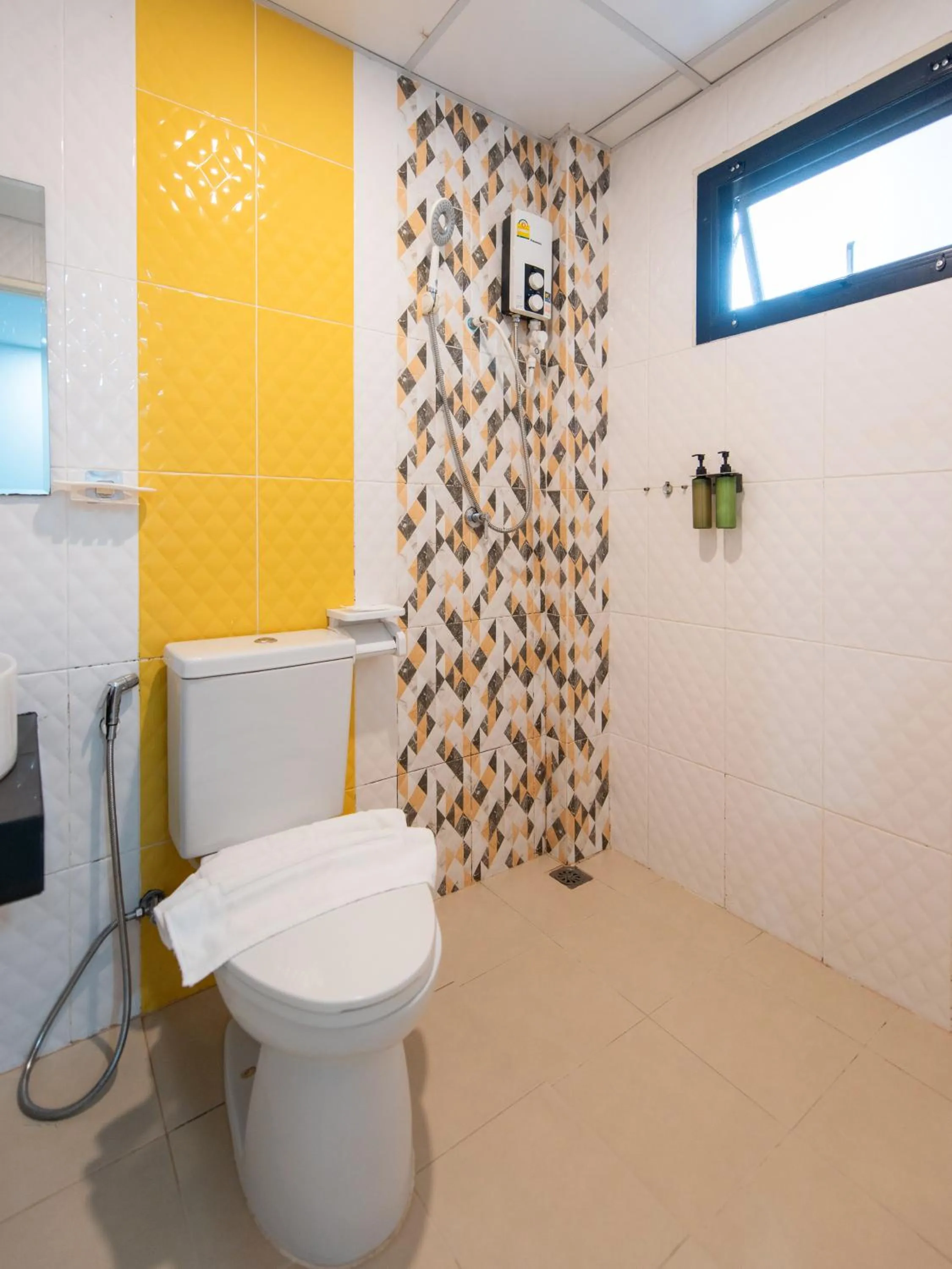 Standard Twin Room in Riski Residence Bangbuathong