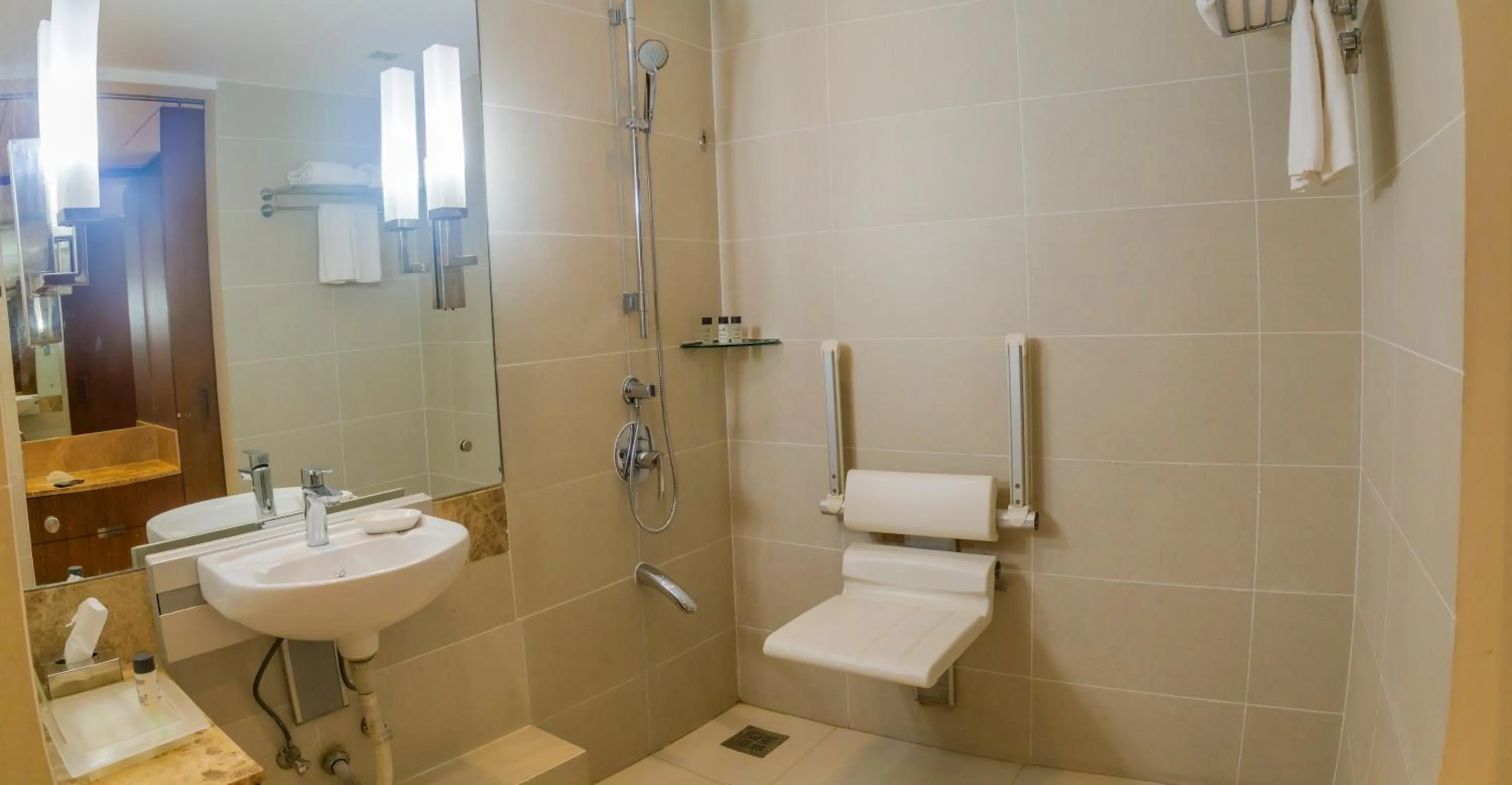 King Room - single occupancy - Disability Access with 25% Discount on F&B,15% Discount on SPA, 20% Discount on Laundry, 20% Discount on Airport transfers. in Holiday Inn Cochin by IHG