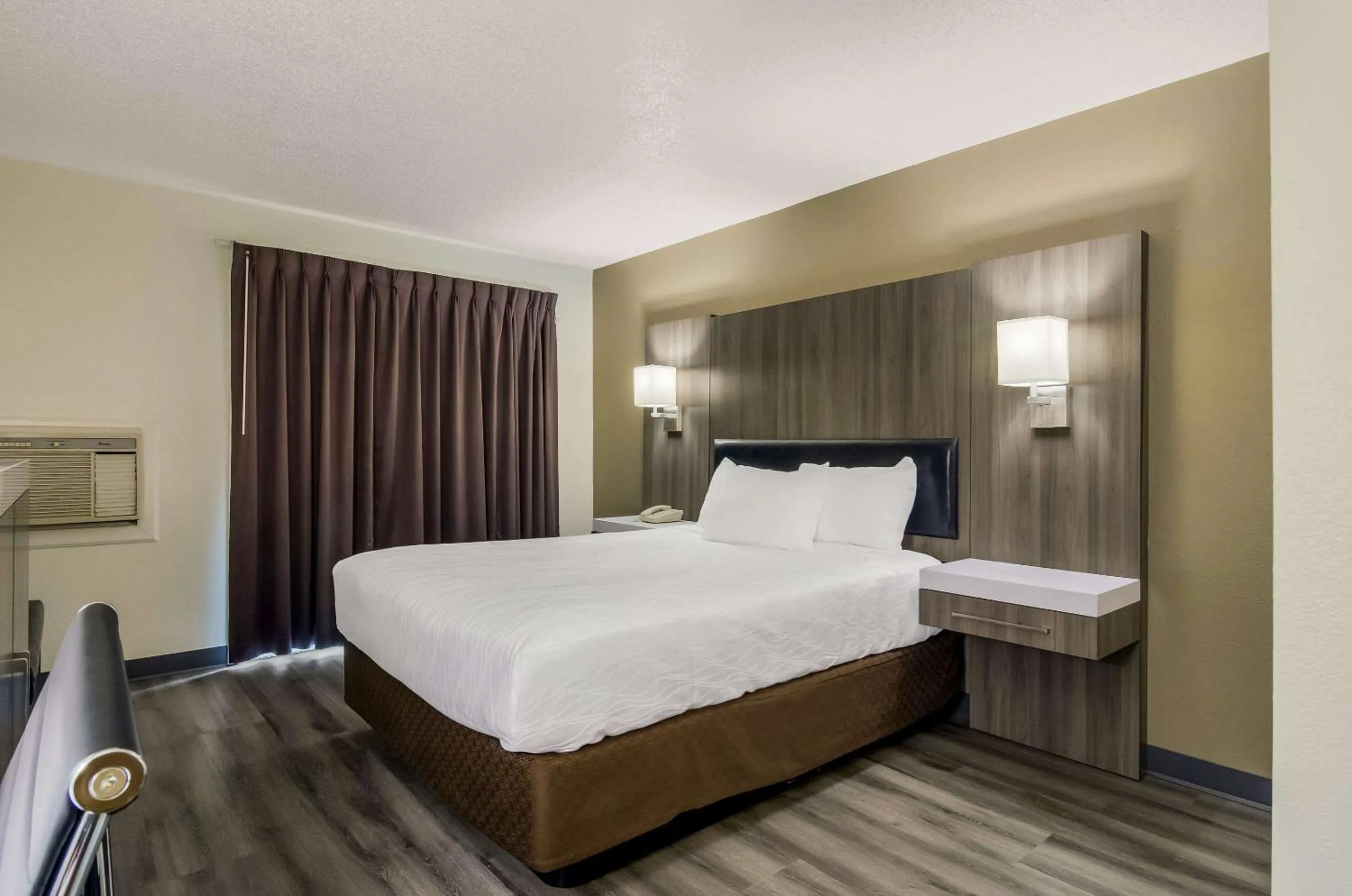 Queen Room - Non-Smoking in Rodeway Inn Enumclaw Mount Rainier-Crystal Mountain Area