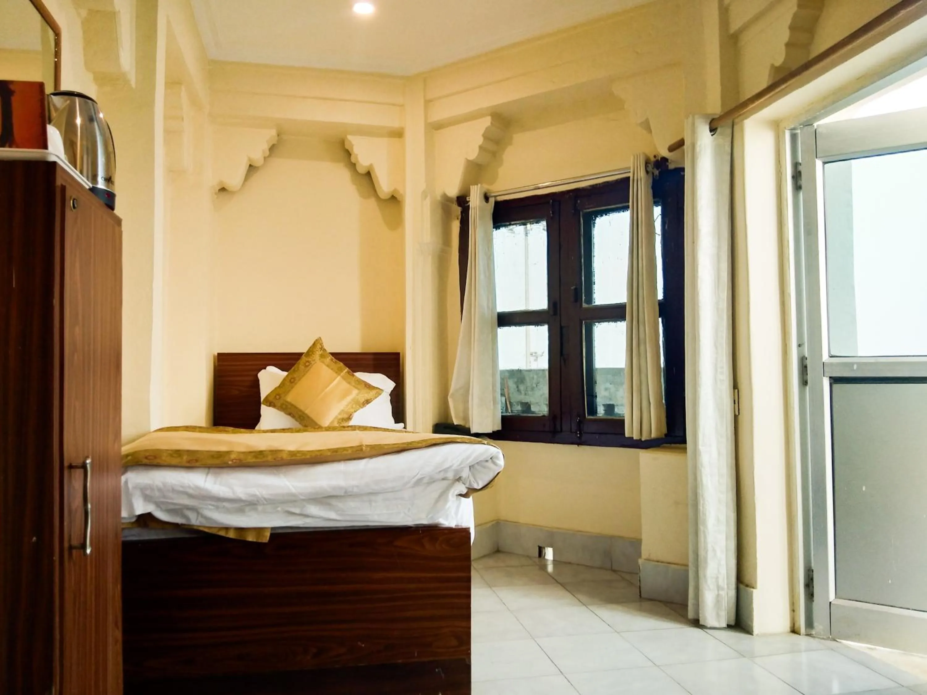 Ekaant Kashi room with Balcony and River View (Darshan Assistance for Kashi Vishwanath Temple Available) in Dwivedi Hotels Palace On Steps