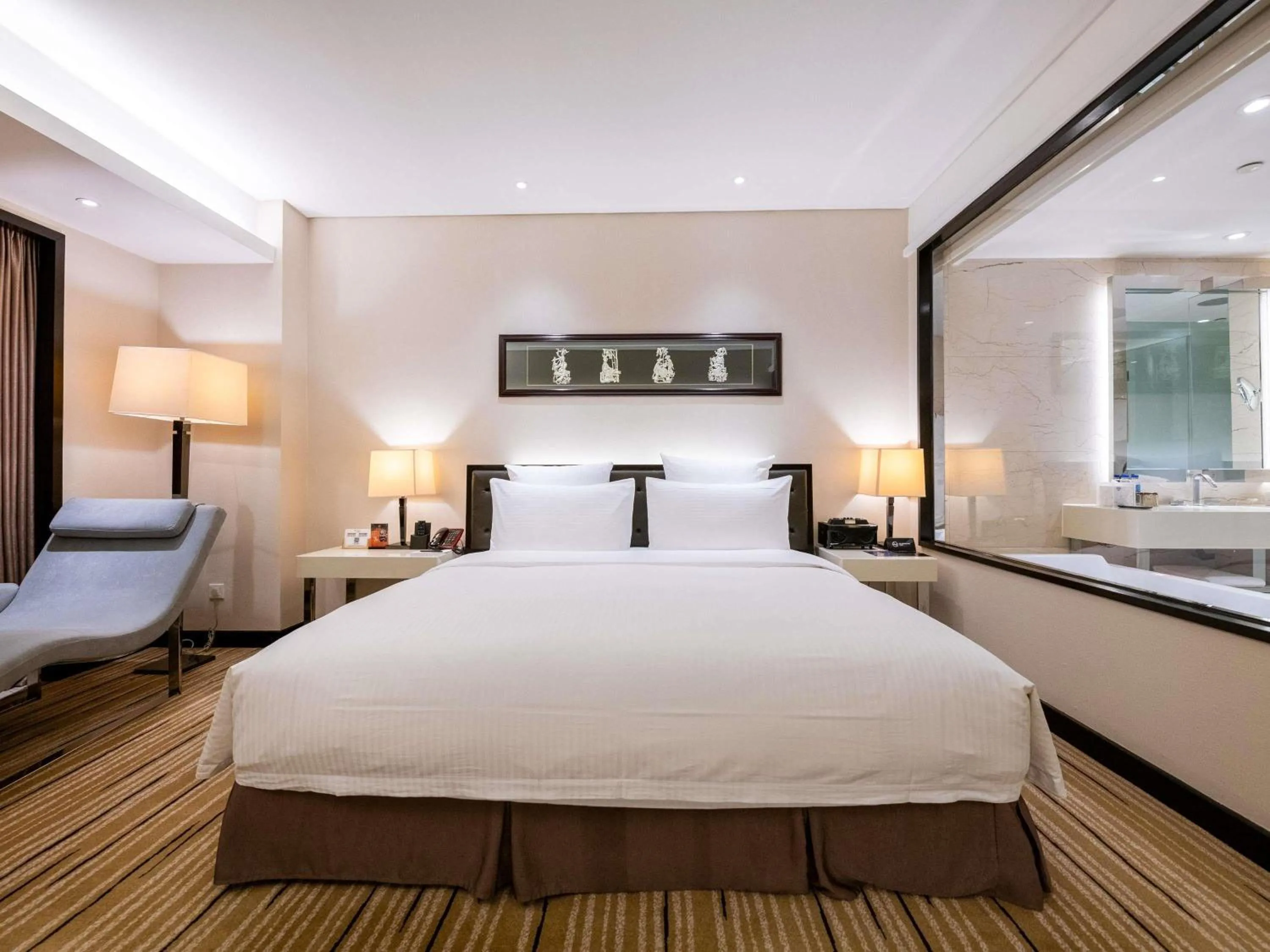 Deluxe King Room in Pullman Guiyang