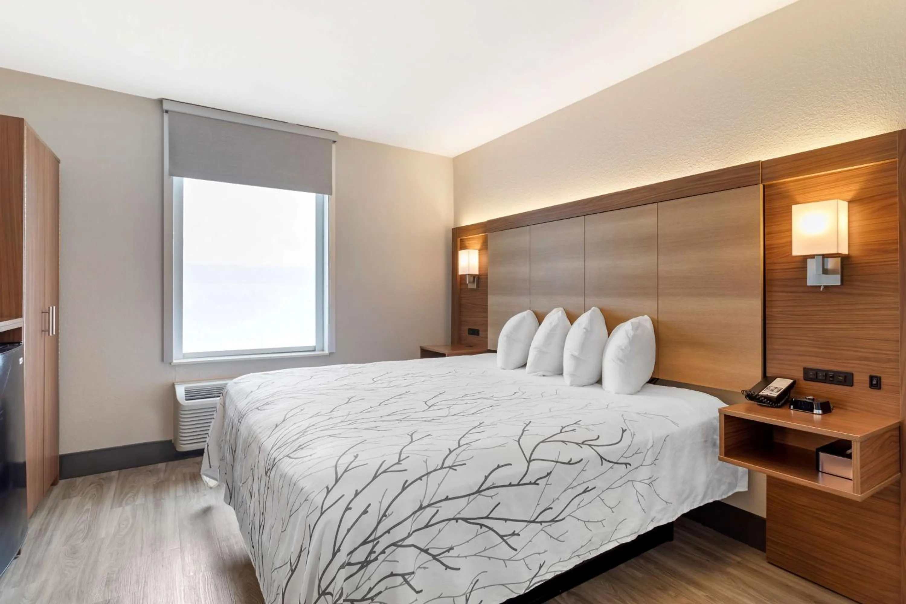 King Room with Roll-In Shower - Disability Access in Hotel LeBlanc Best Western Signature Collection