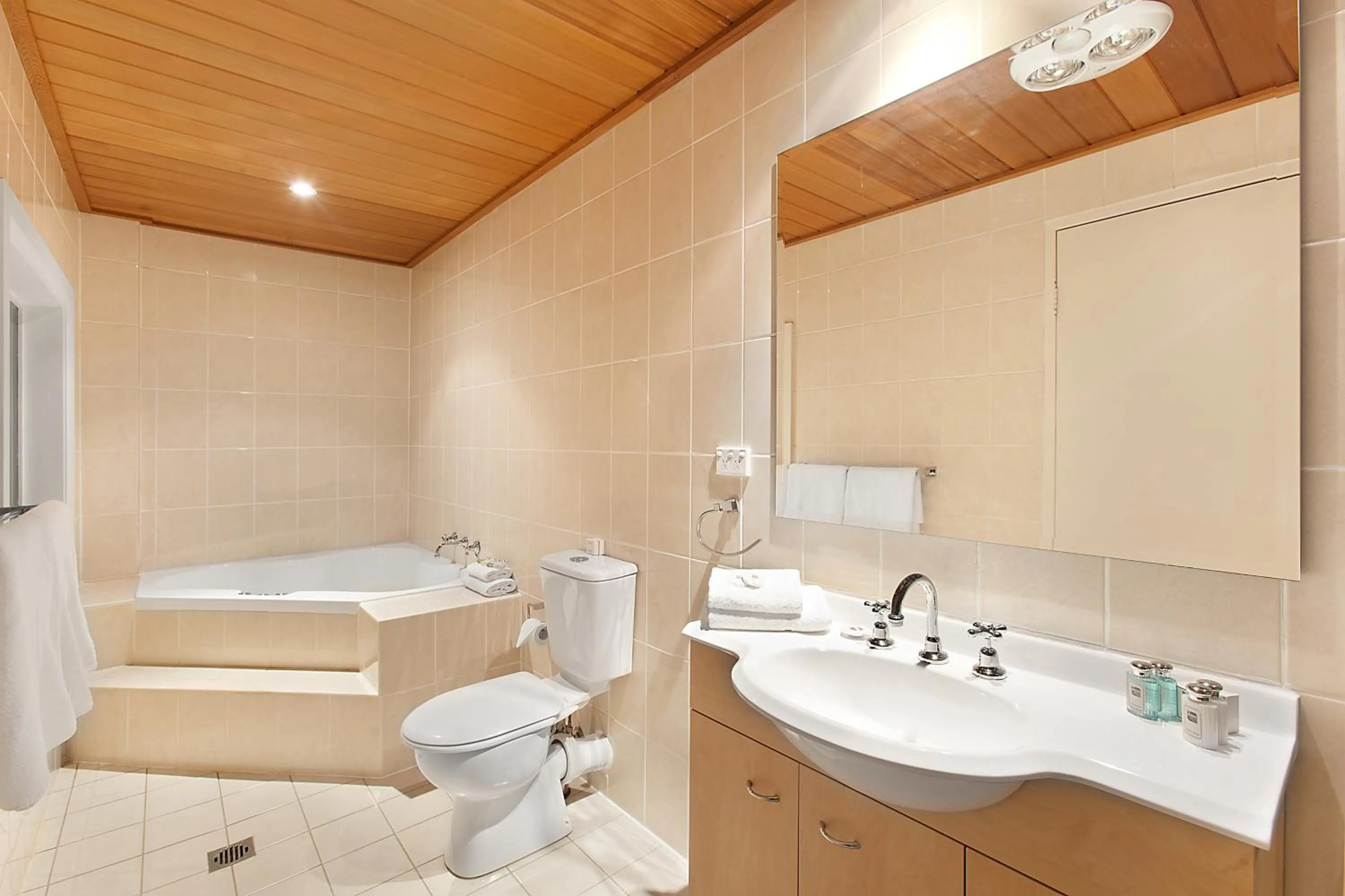 Queen Room with Spa Bath in Checkers Resort