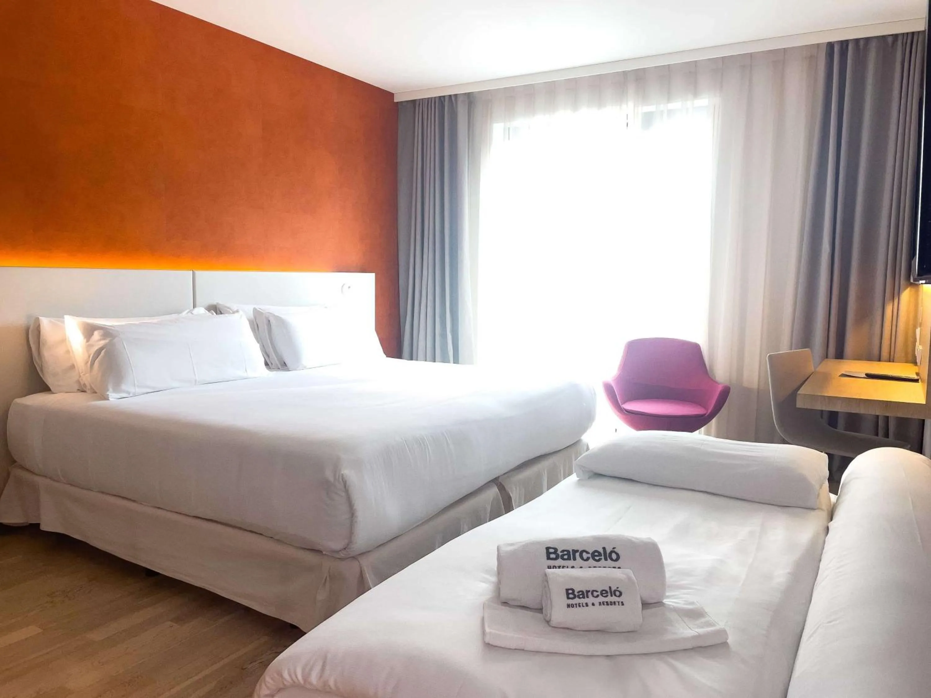 Deluxe Double Room with Extra Bed in Barceló Hamburg