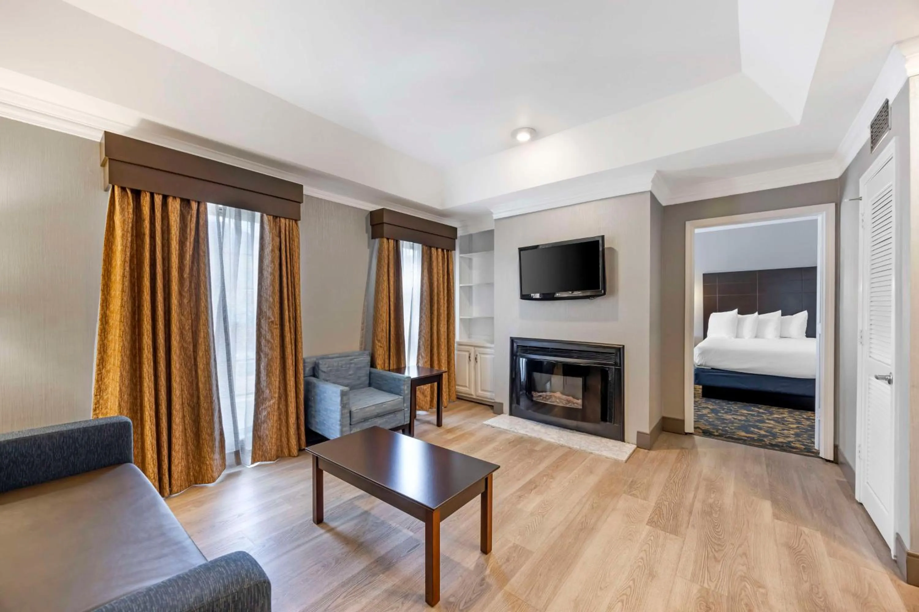 Queen Suite with Two Queen Beds and Sofa Bed - Non-Smoking in Best Western Brentwood