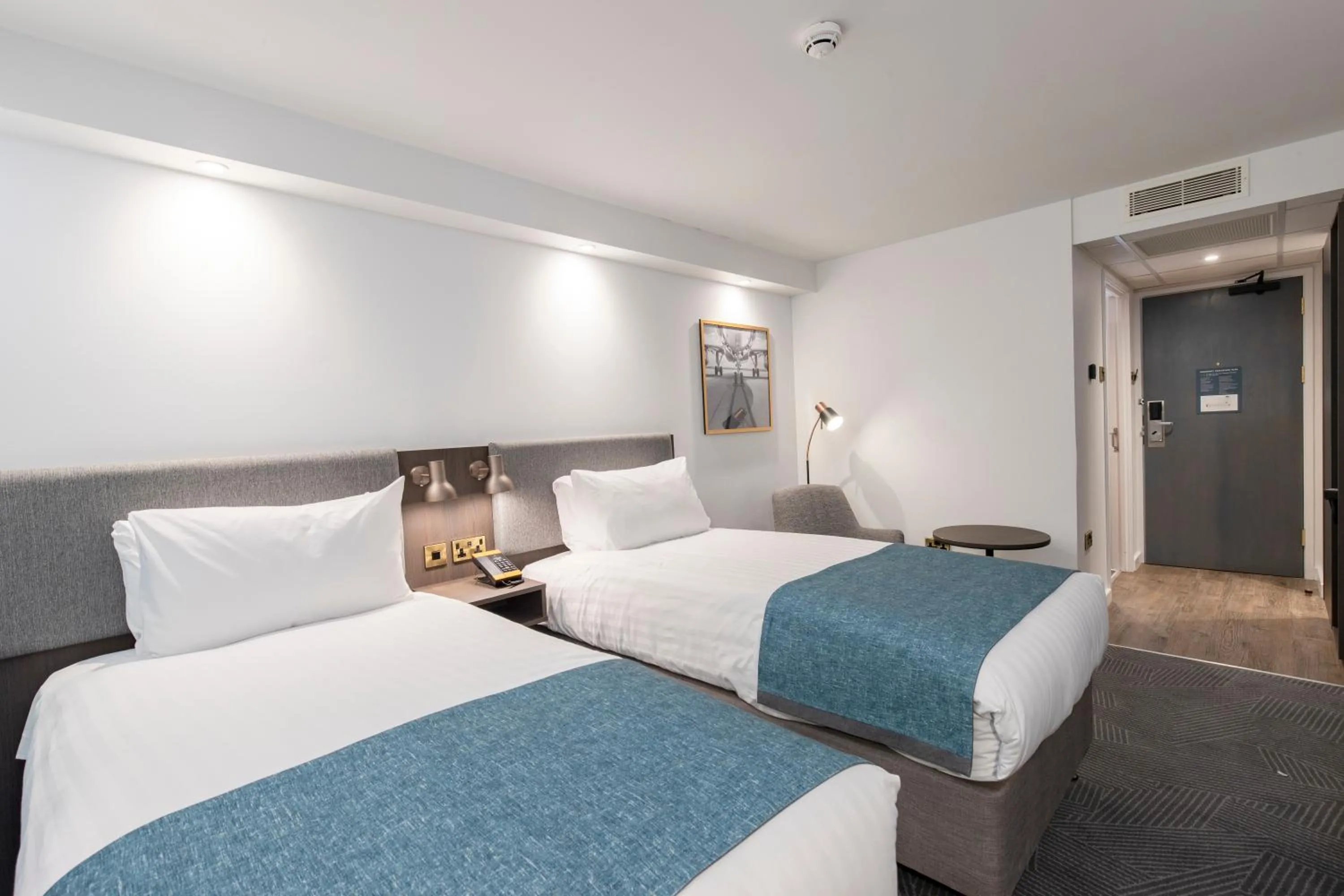 Premium Twin Room in Holiday Inn Bristol Airport by IHG