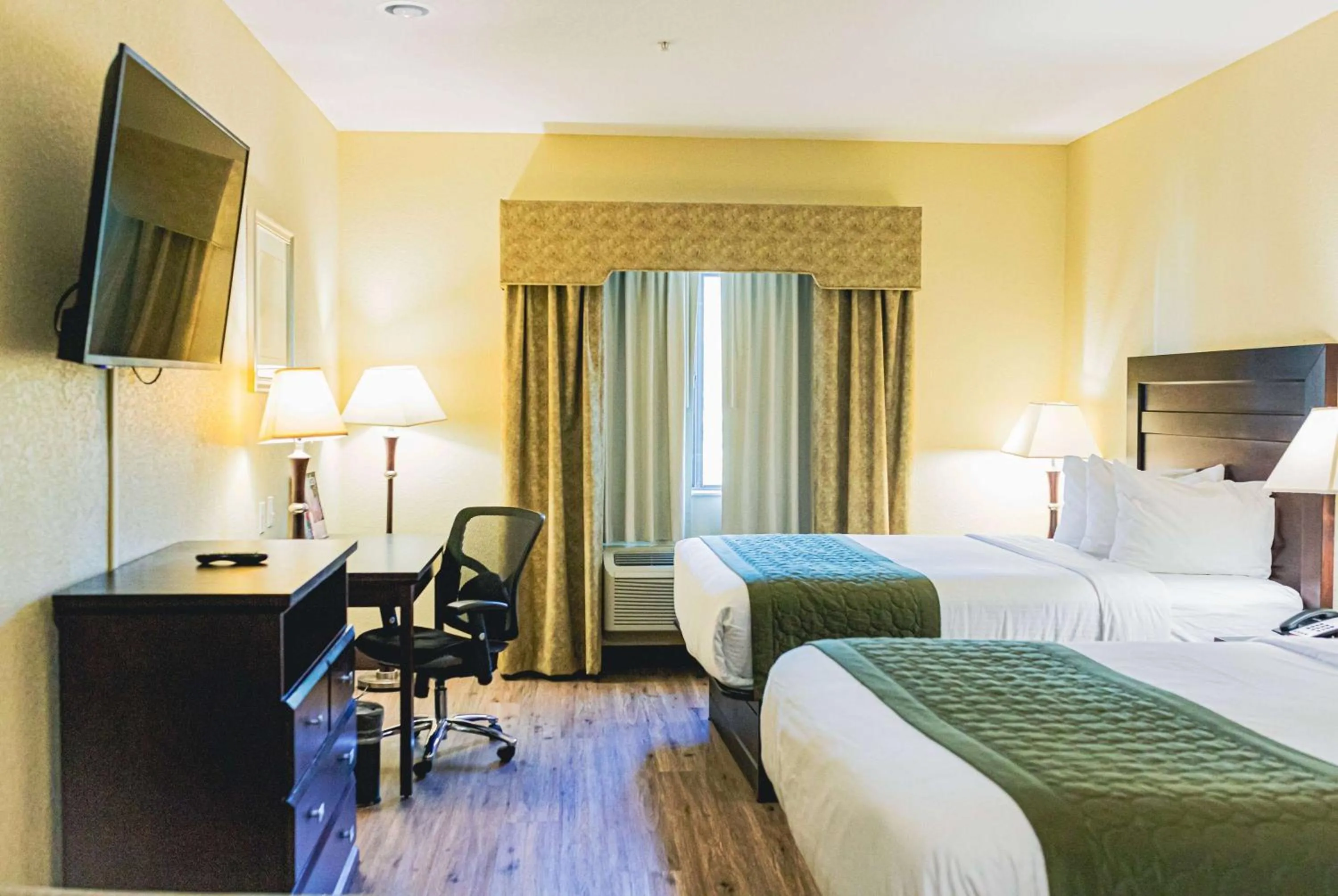 Queen Room with Two Queen Beds and Bath Tub - Mobility/Hearing Accessible - Non-Smoking in Baymont by Wyndham Tyler